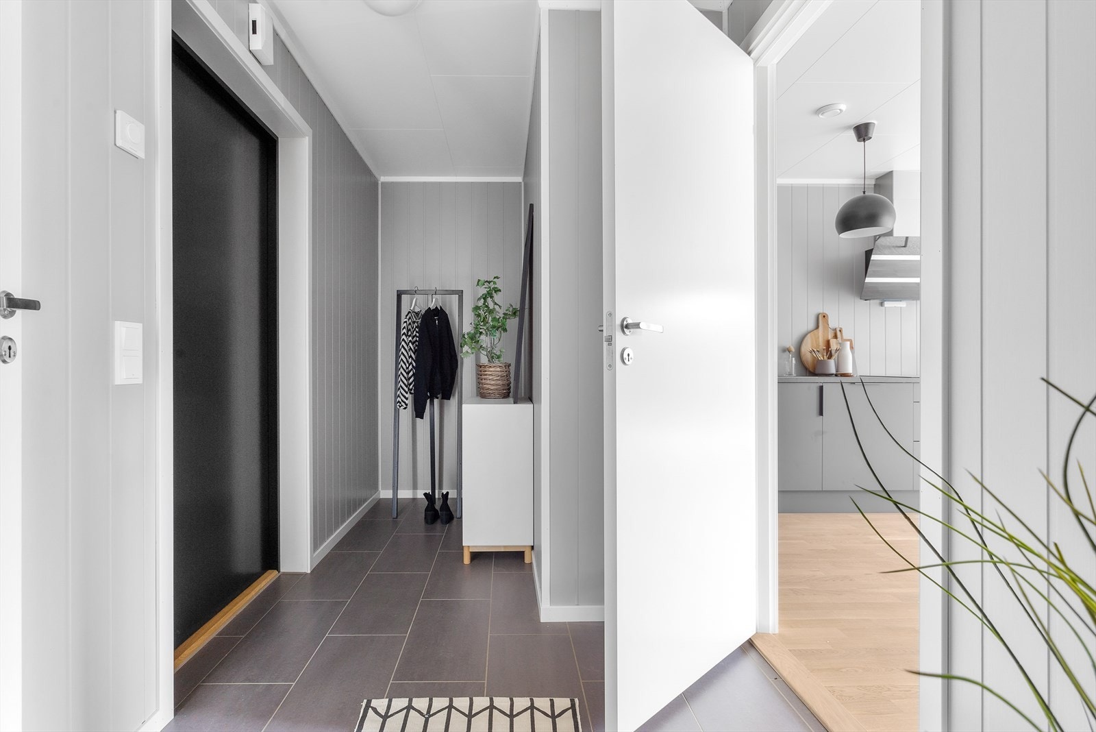 I entrèen er det godt med plass til å henge av seg yttertøyet. Galleribilde