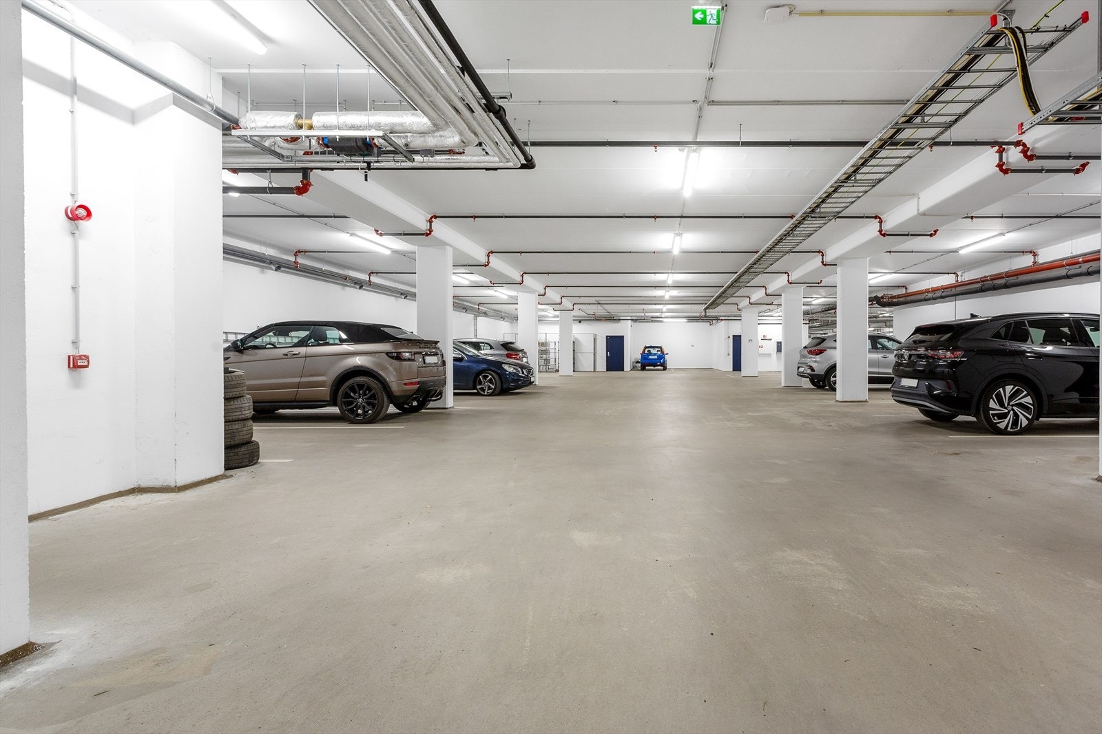 Det medfølger to garasjeplasser til boligen i felles lukket anlegg. Galleribilde