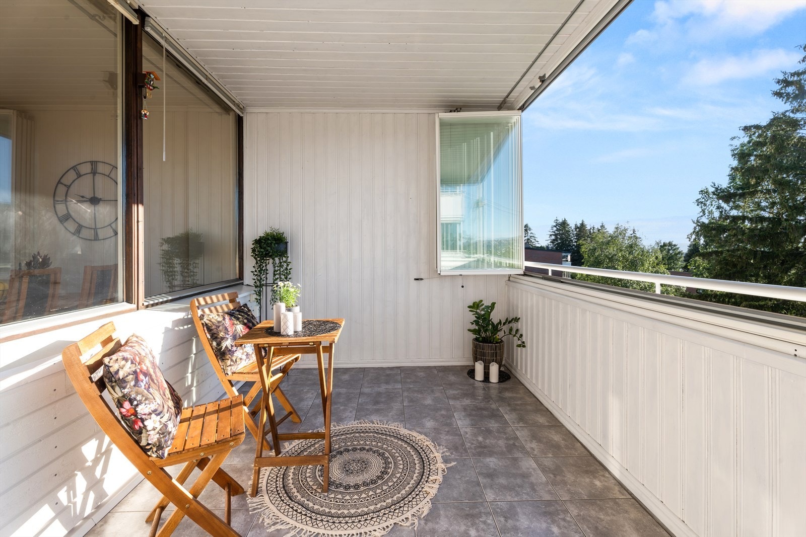 Innglasset balkong på ca. 9m² med utsikt og gode solforhold. Galleribilde