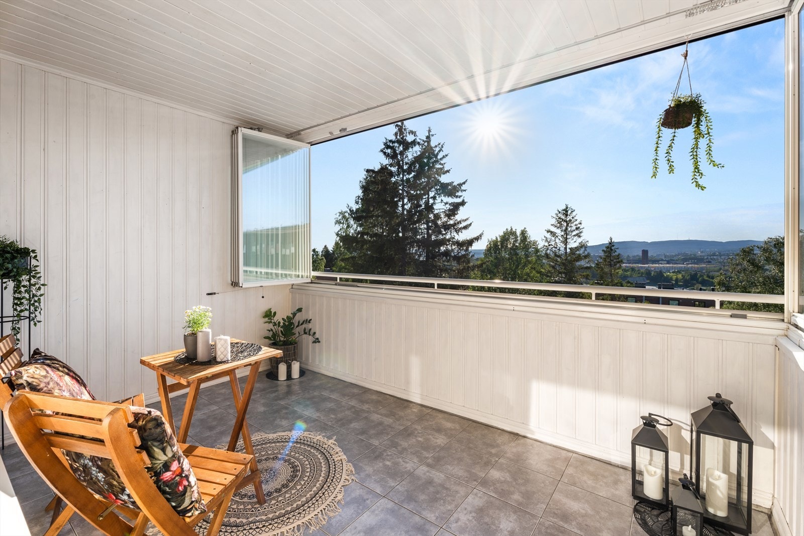 Innglasset balkong på ca. 9m² med utsikt og gode solforhold. Galleribilde