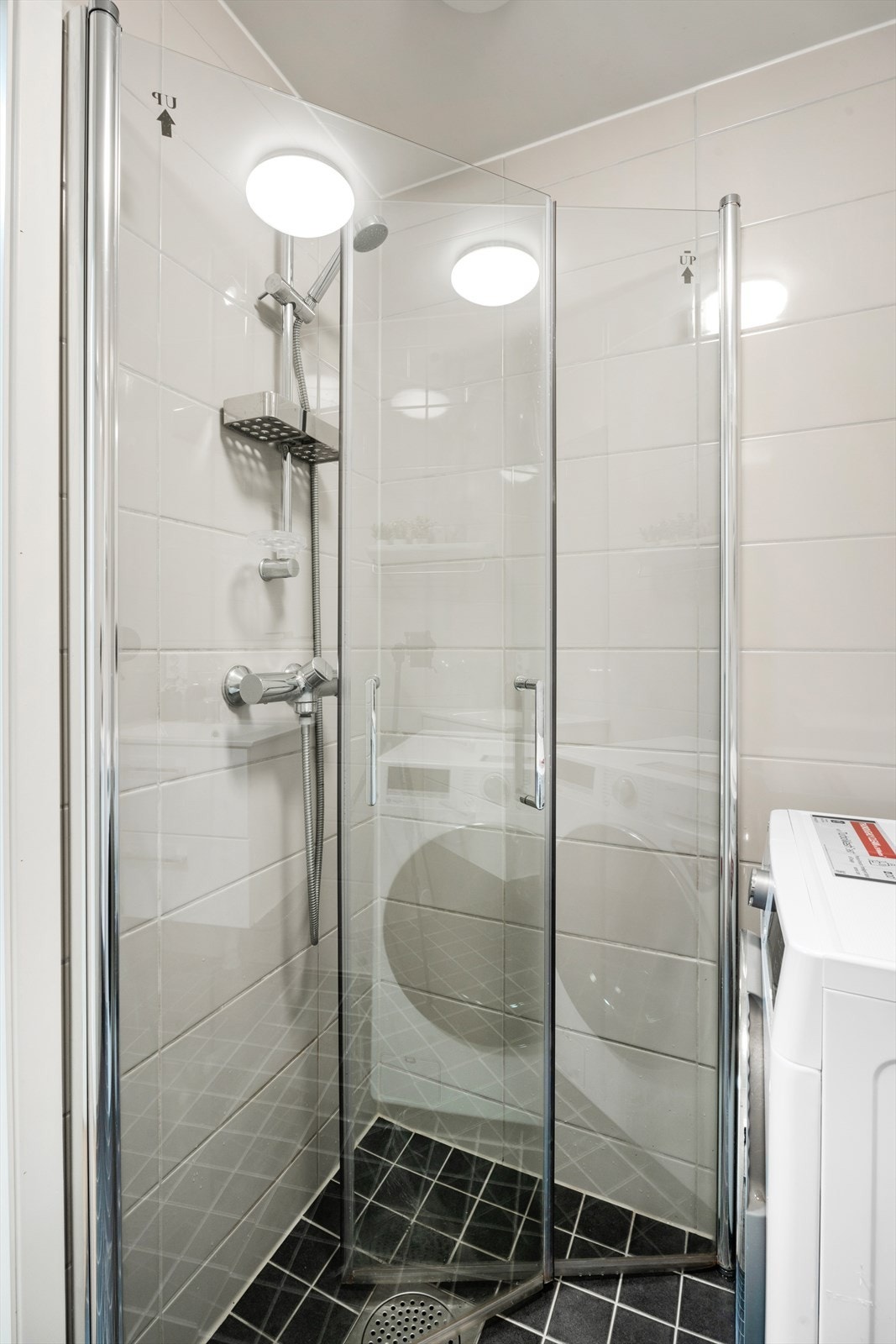 Flott flislagt bad med varmekabler. Badet er komplett modernisert i regi av borettslaget i 2022 med nye overflater, membranløsninger, sluk, røropplegg, varmekabler, innredning og sanitærutstyr. Galleribilde