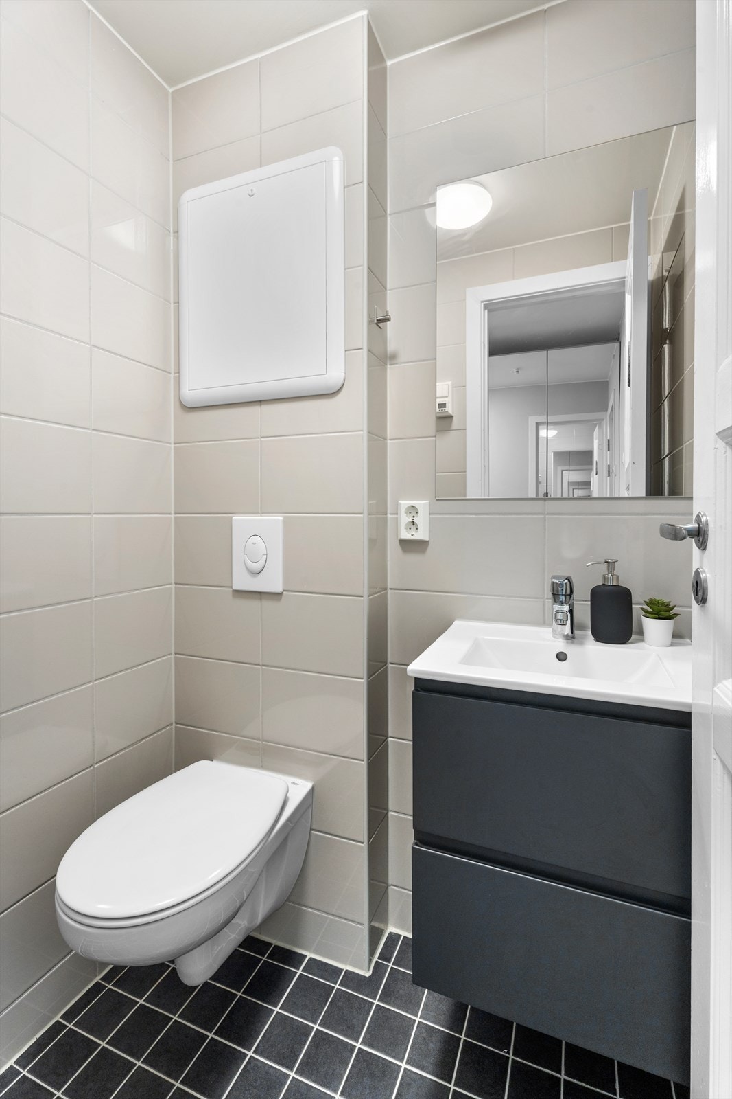 Praktisk separat wc med varmekabler. Wc ble modernisert i regi av borettslaget i 2022. Galleribilde