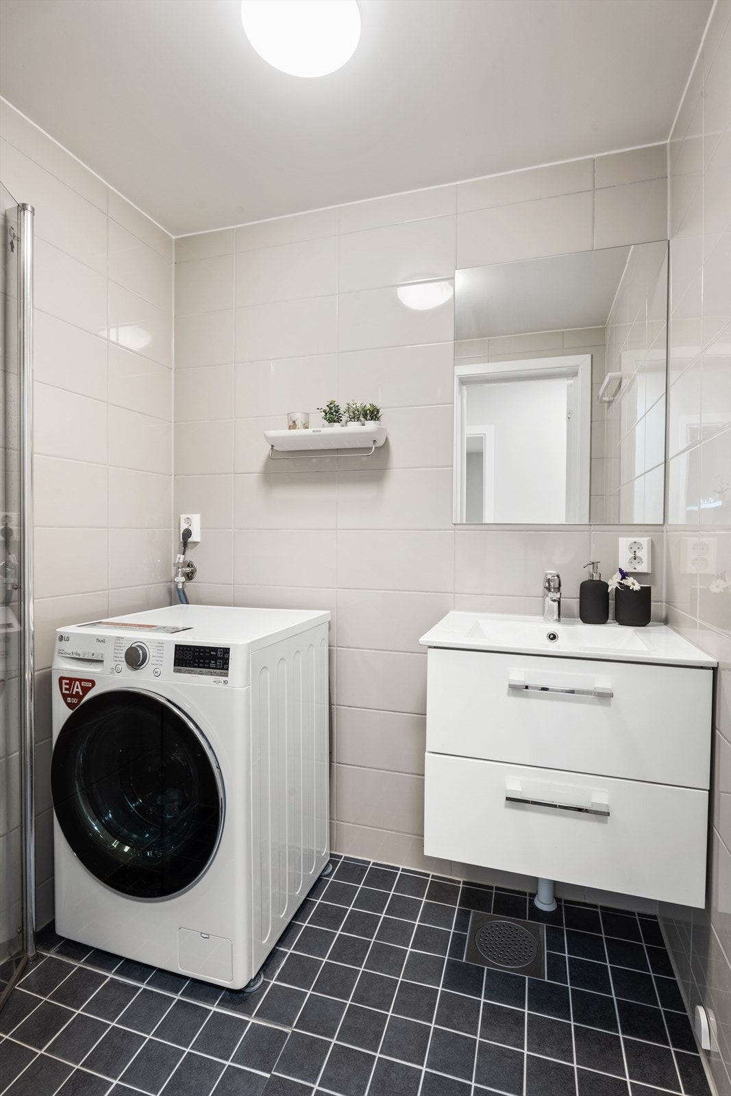 Flott flislagt bad med varmekabler. Badet er komplett modernisert i regi av borettslaget i 2022 med nye overflater, membranløsninger, sluk, røropplegg, varmekabler, innredning og sanitærutstyr. Galleribilde