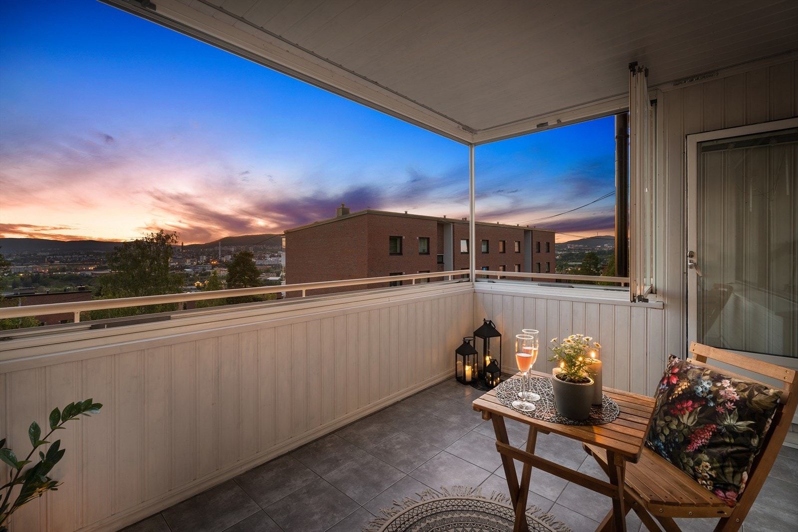 Innglasset balkong på ca. 9m² med varmekabler i gulv, utsikt og gode solforhold. Galleribilde