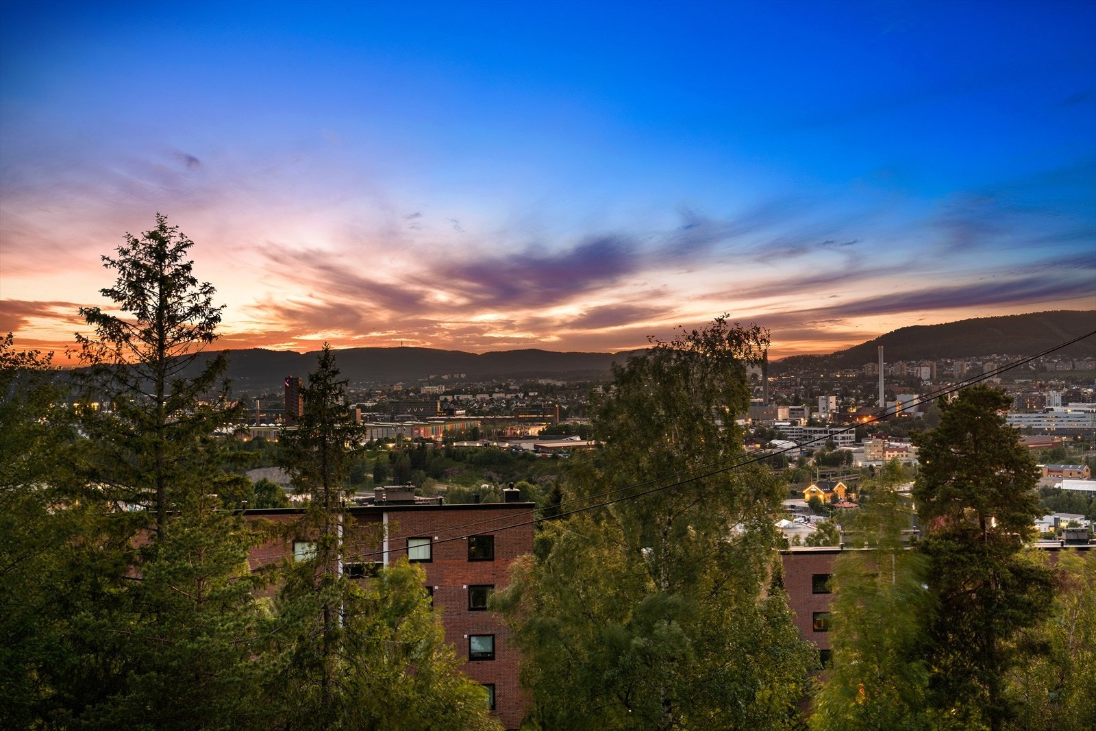 Innglasset balkong på ca. 9m² med utsikt og gode solforhold. Galleribilde