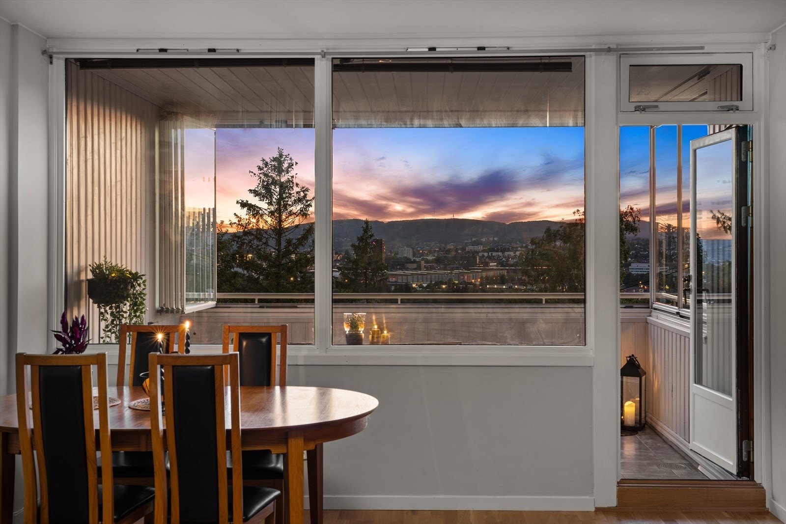 Leiligheten ligger høyt og fritt med flott utsikt. Galleribilde