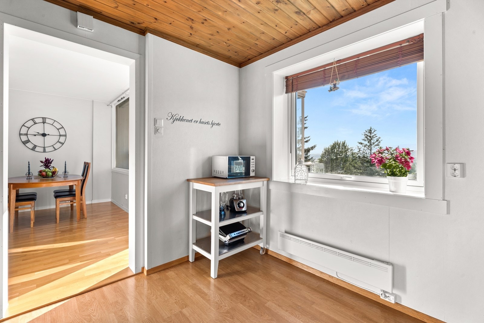 Flott kjøkken med mulighet for en hyggelig spiseplass ved vinduet. Galleribilde