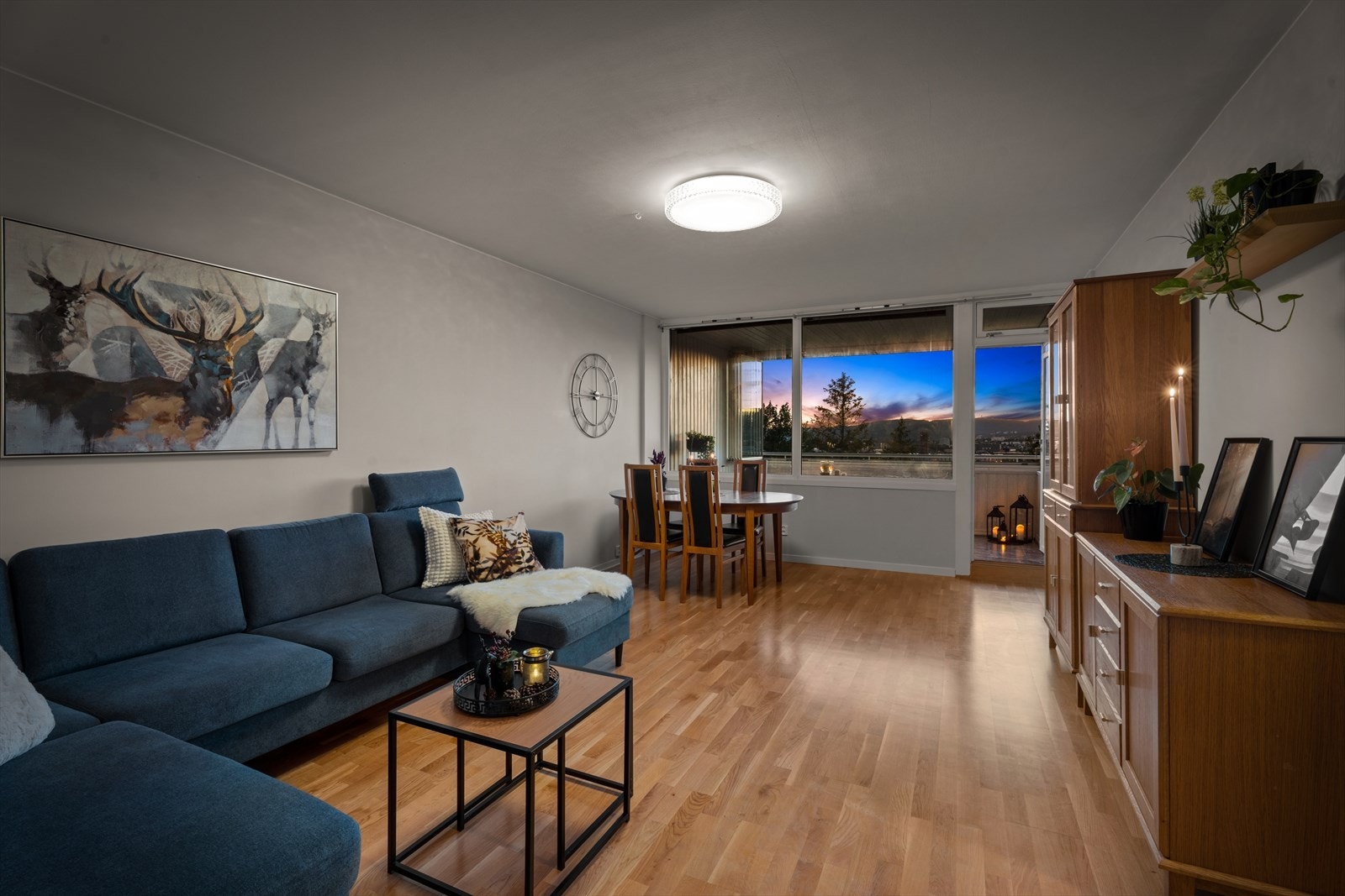 Romslig stue med plass til både sofagruppe og spiseplass. Galleribilde