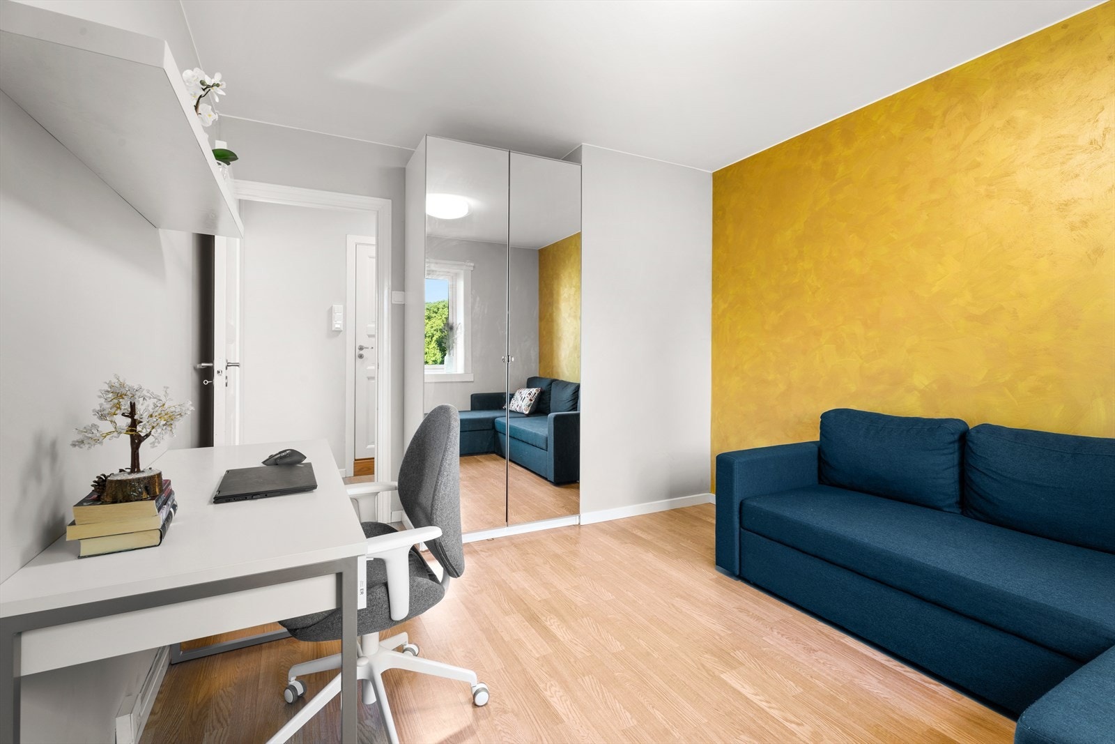 Soverom 2 med garderobeskap. Galleribilde