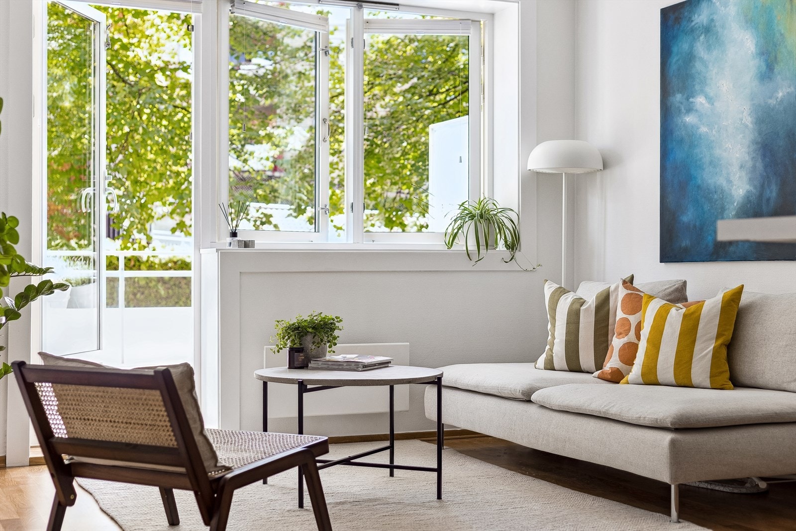 Stuen fremstår som lys og innbydende. Med store og gode vindusflater får rommet inn godt med naturlig lys. Galleribilde