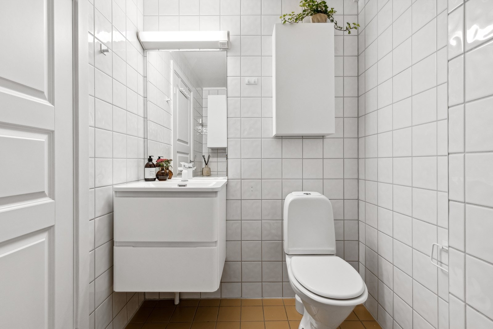 Badet er lyst og har flislagte overflater på gulv og vegger. Galleribilde