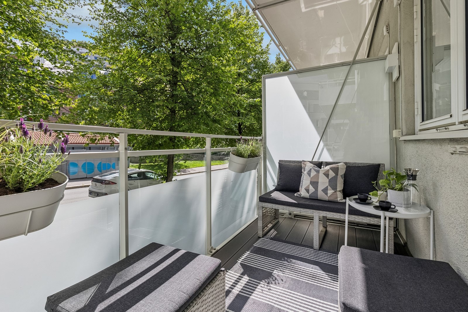 Balkongen byr på gode solforhold, lite innsyn og frodig utsyn. Galleribilde