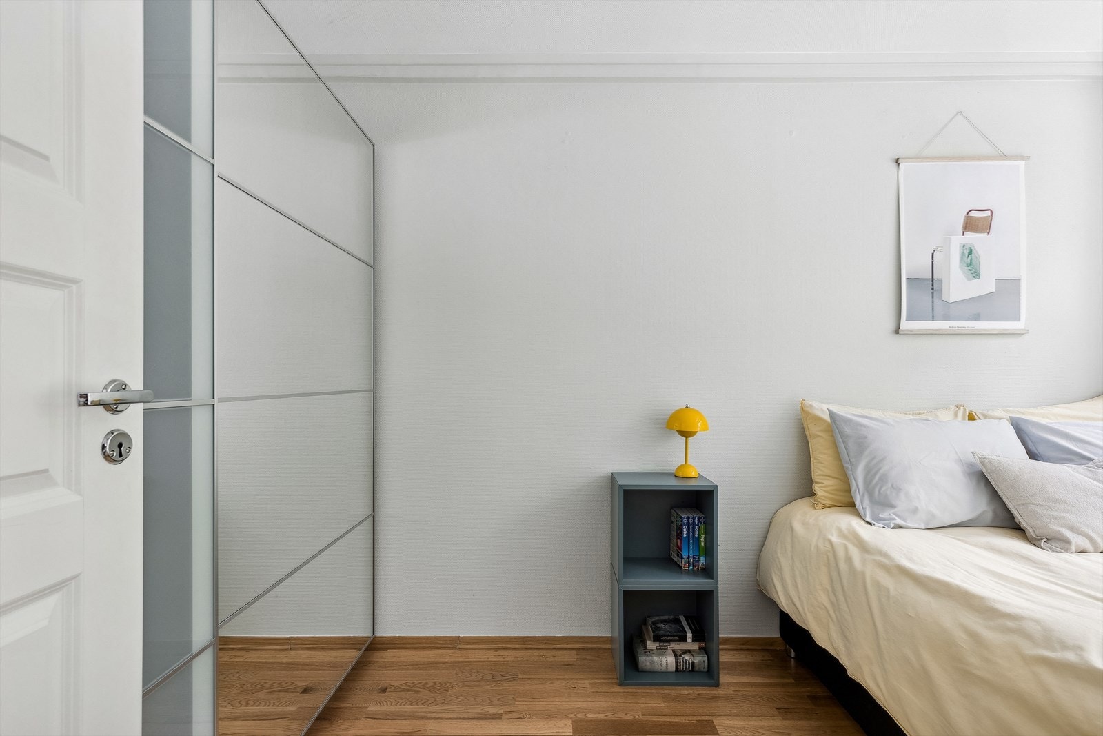 Soverommet er romslig og byr på god plass for dobbeltseng og nattbord. I tillegg er det etablert en stor innebygget skyvedørsgarderobe i rommet. Galleribilde