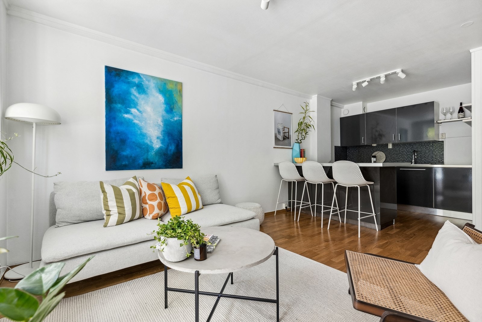 Boligen byr på en åpen stue/kjøkken løsning. Galleribilde