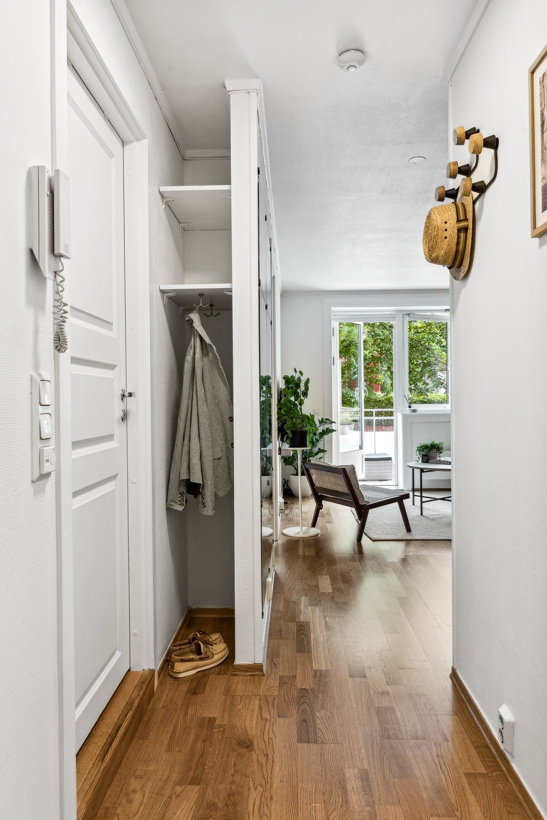 En ønskes velkommen inn i en lys og hyggelig entré. Her er det plass for enkle garderobe- og opphengsløsninger. Galleribilde