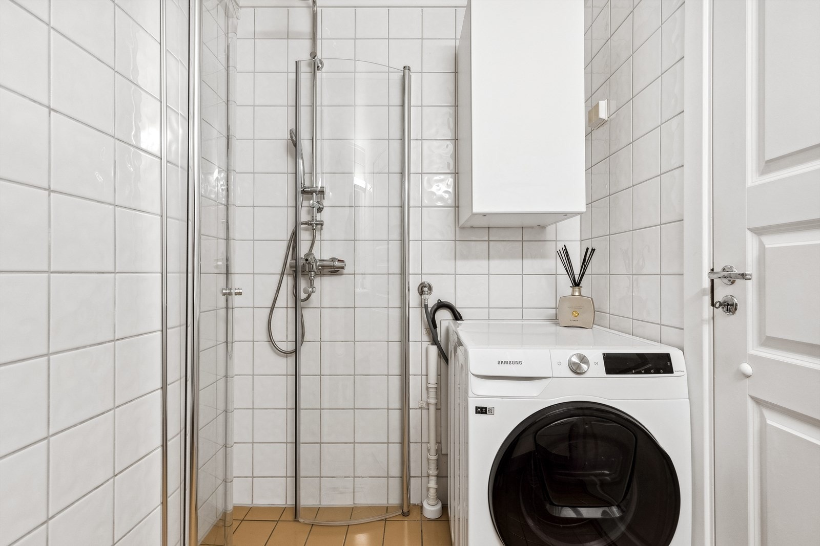 Det er varmekabler i gulv, noe som gir en lun og god følelse i det en entrer rommet. Galleribilde