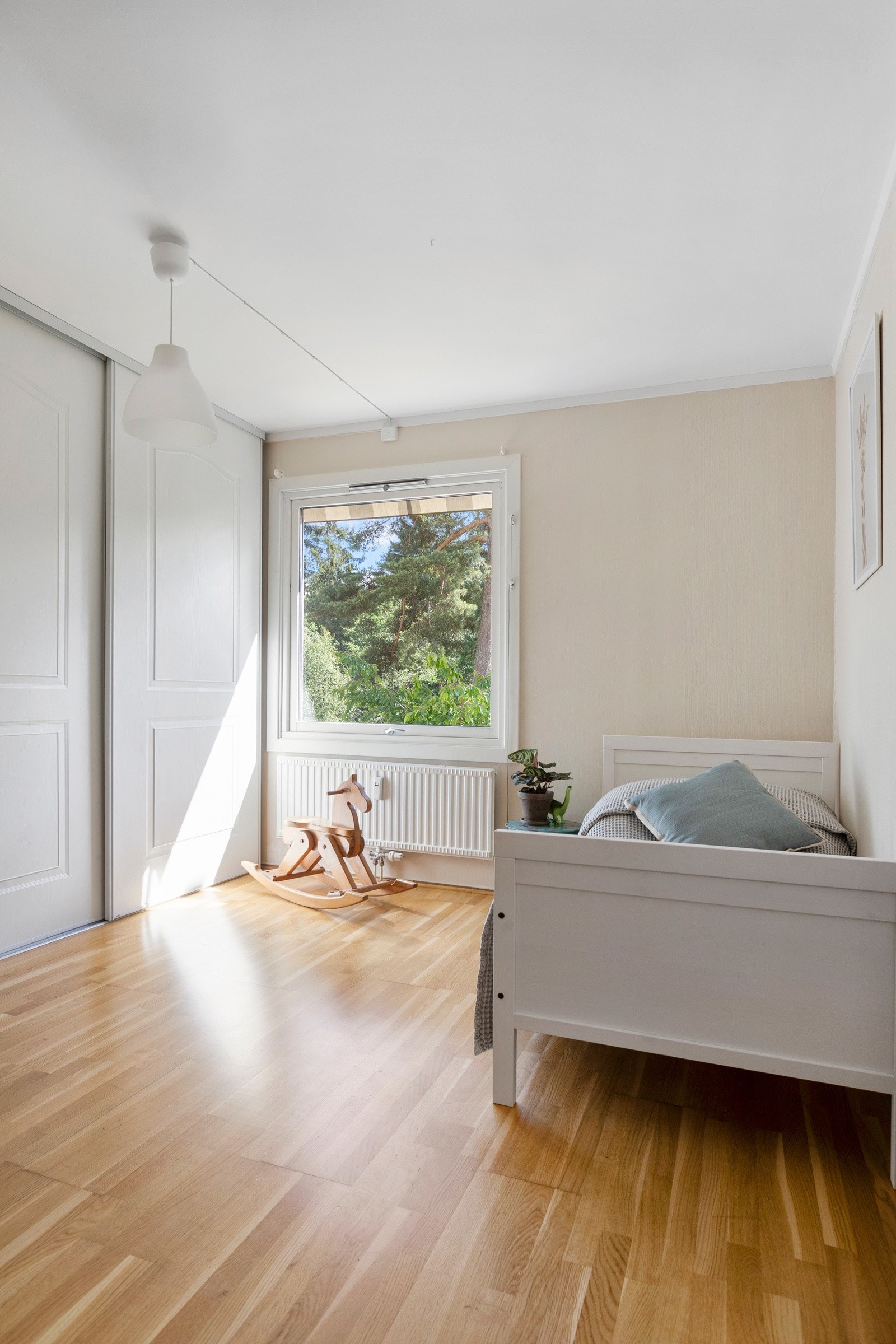 To av soverommene har trivelig utsyn over egen hage Galleribilde
