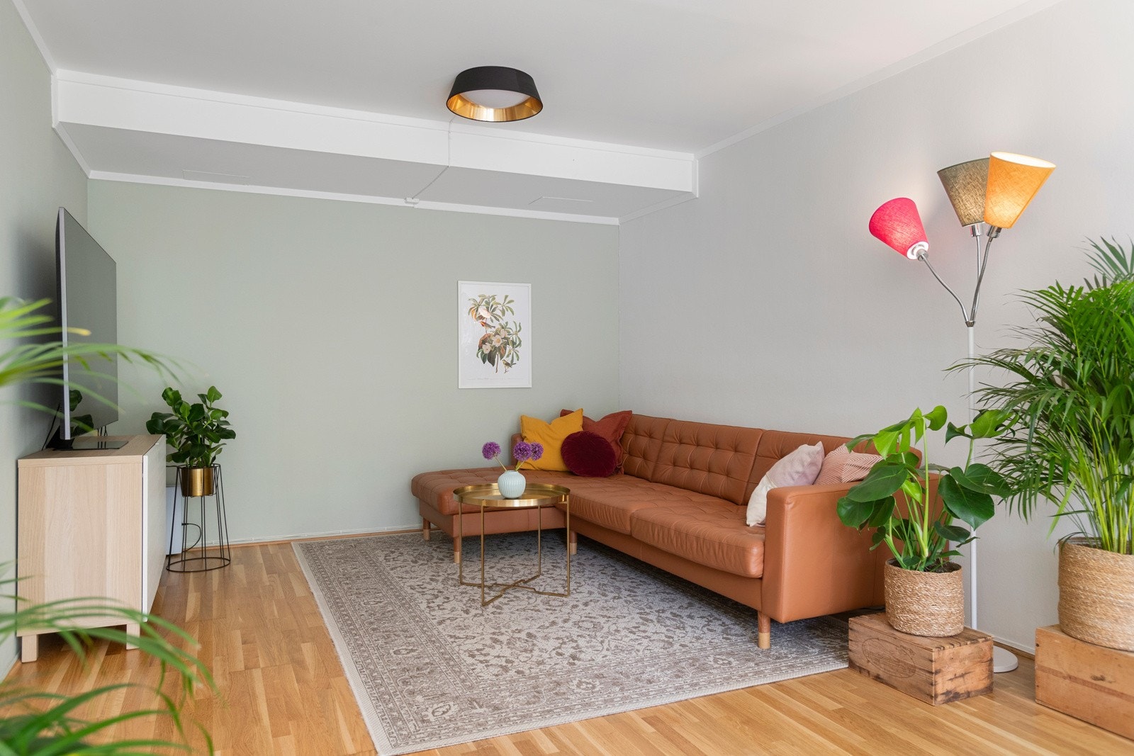 Romslig stue med god plass til både spisebord og sofa Galleribilde