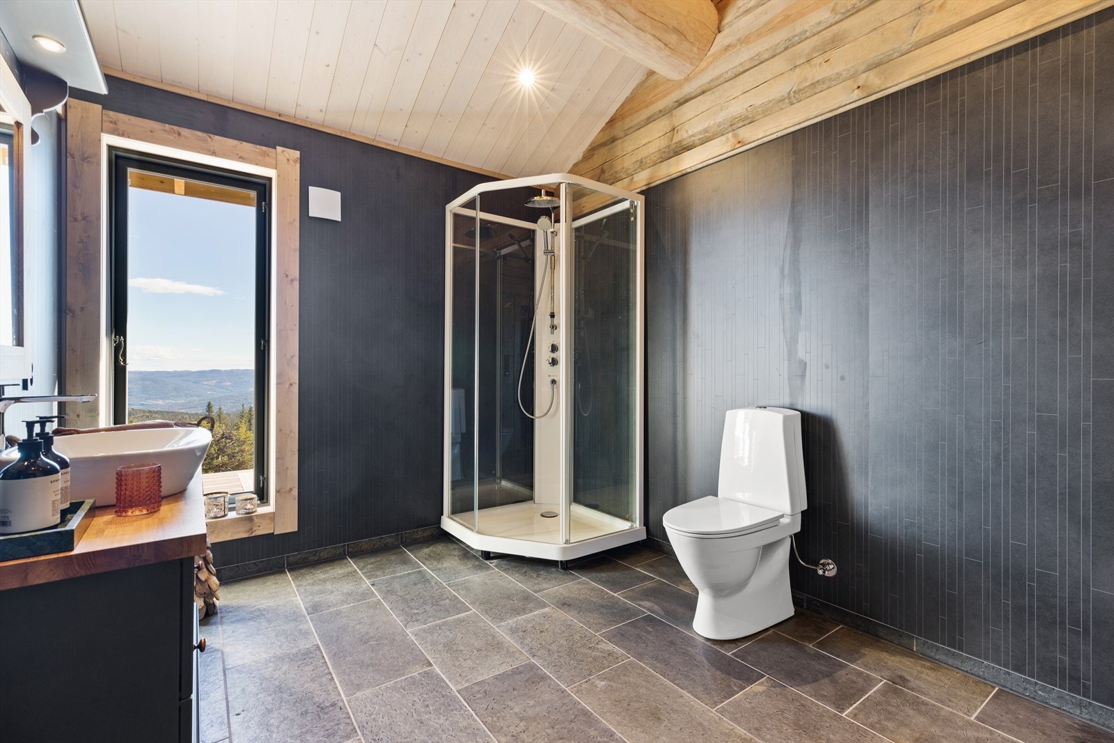 Baderom 2. Det er en gjennomgående design i hytta. I tillegg til røstet himling, WC, dusjkabniett og innredning... Galleribilde