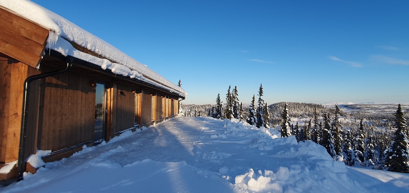 Det er utgang til terrasse fra stuen og hovedsoverommet. Hytta ligger nydelig til med praktful utsikt! Galleribilde