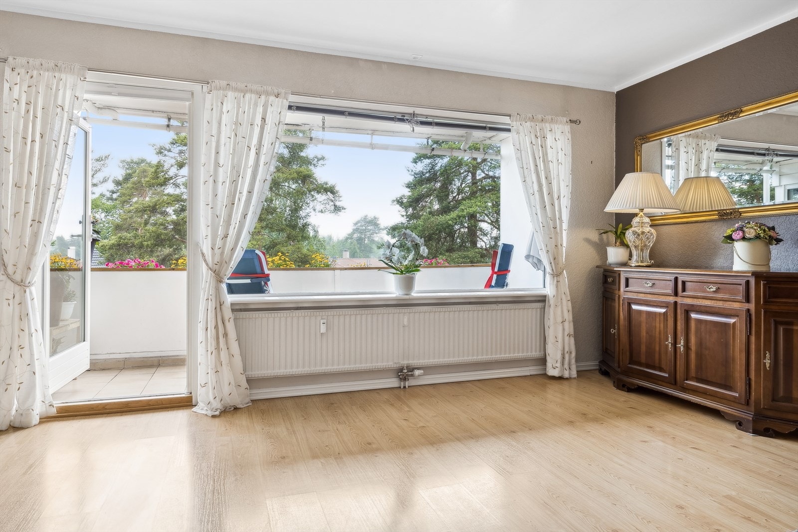 Fra stuen er det flott utsikt over nærområdet og utgang til vestvendt balkong. Galleribilde