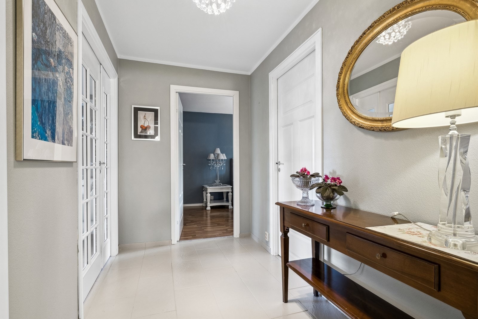 Velkommen inn i en lys og romslig entré. Galleribilde