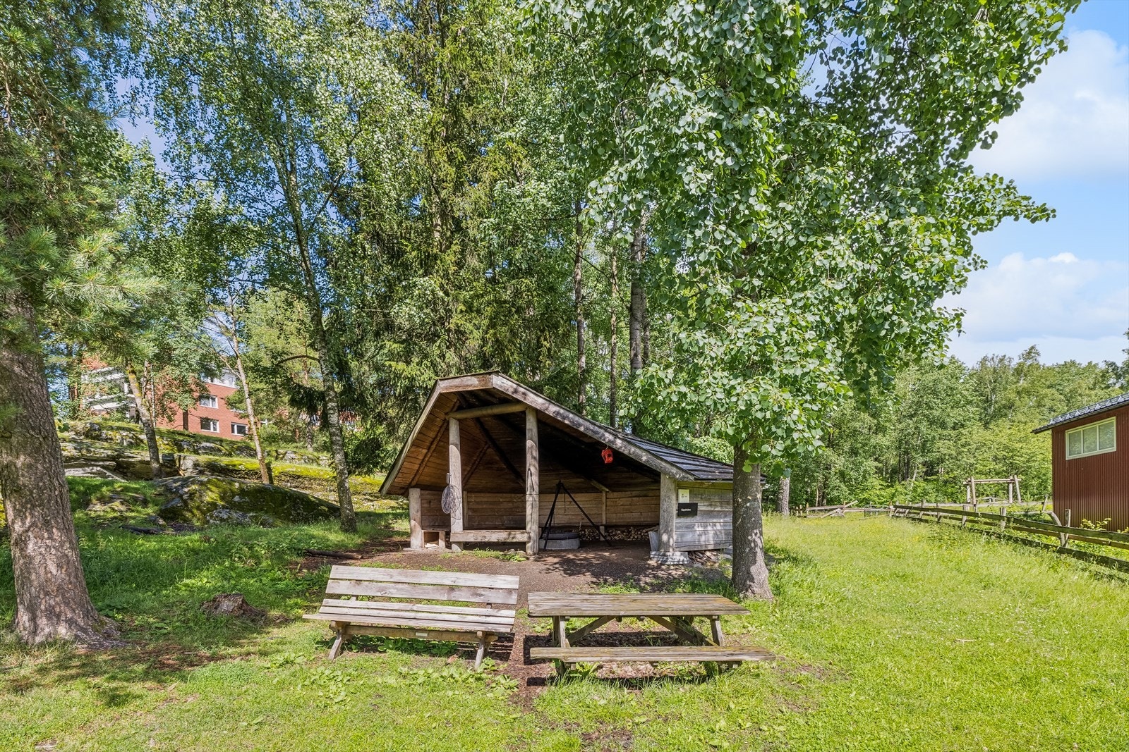 Søndre Ås Gård med fasiliteter for store og små er nærmeste nabo. Galleribilde