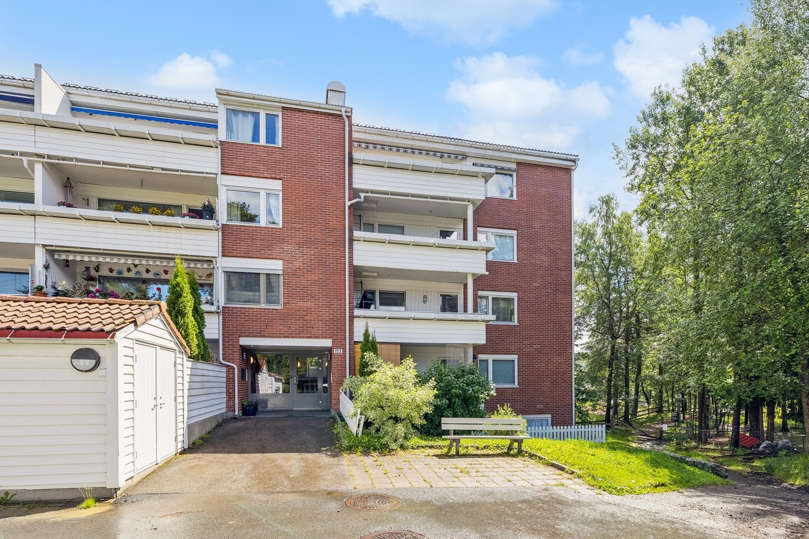 Blokken grenser mot hyggelige friområder med kort vei til gode kollektive forbindelser, skoler, barnehage m.m. Galleribilde