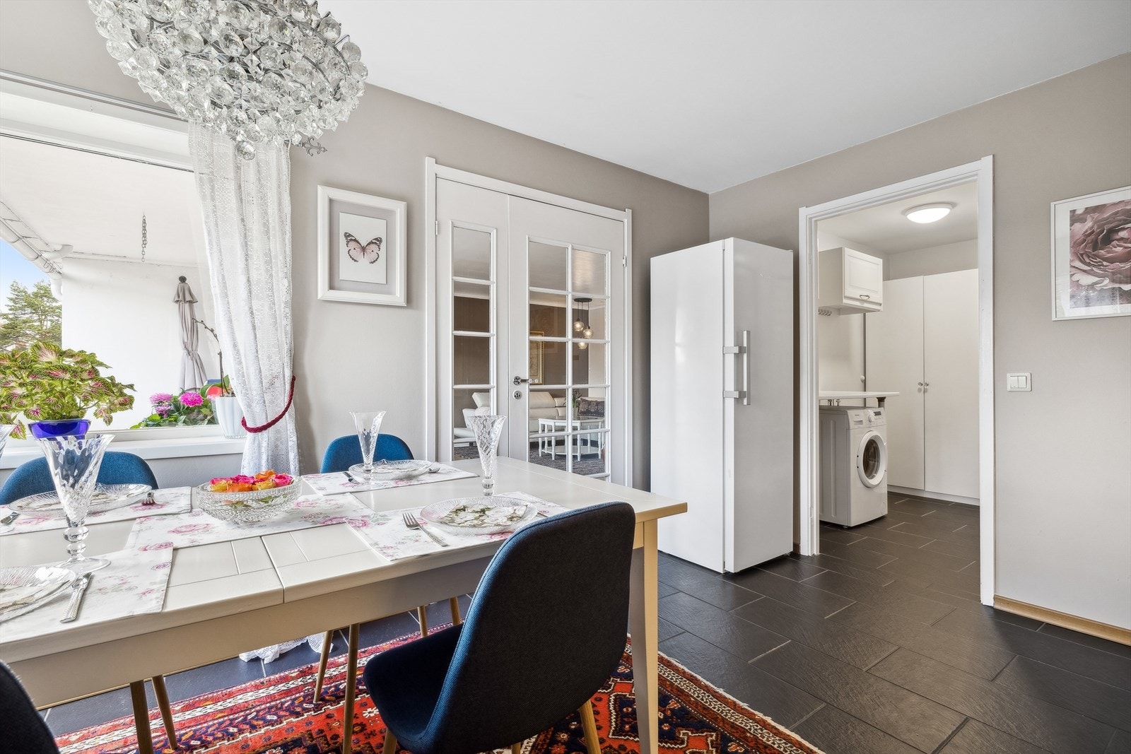 Direkte adkomst til bad, wc og vaskerom. Det er også gjennomgang til gang/entré bak garderobeskap. Galleribilde