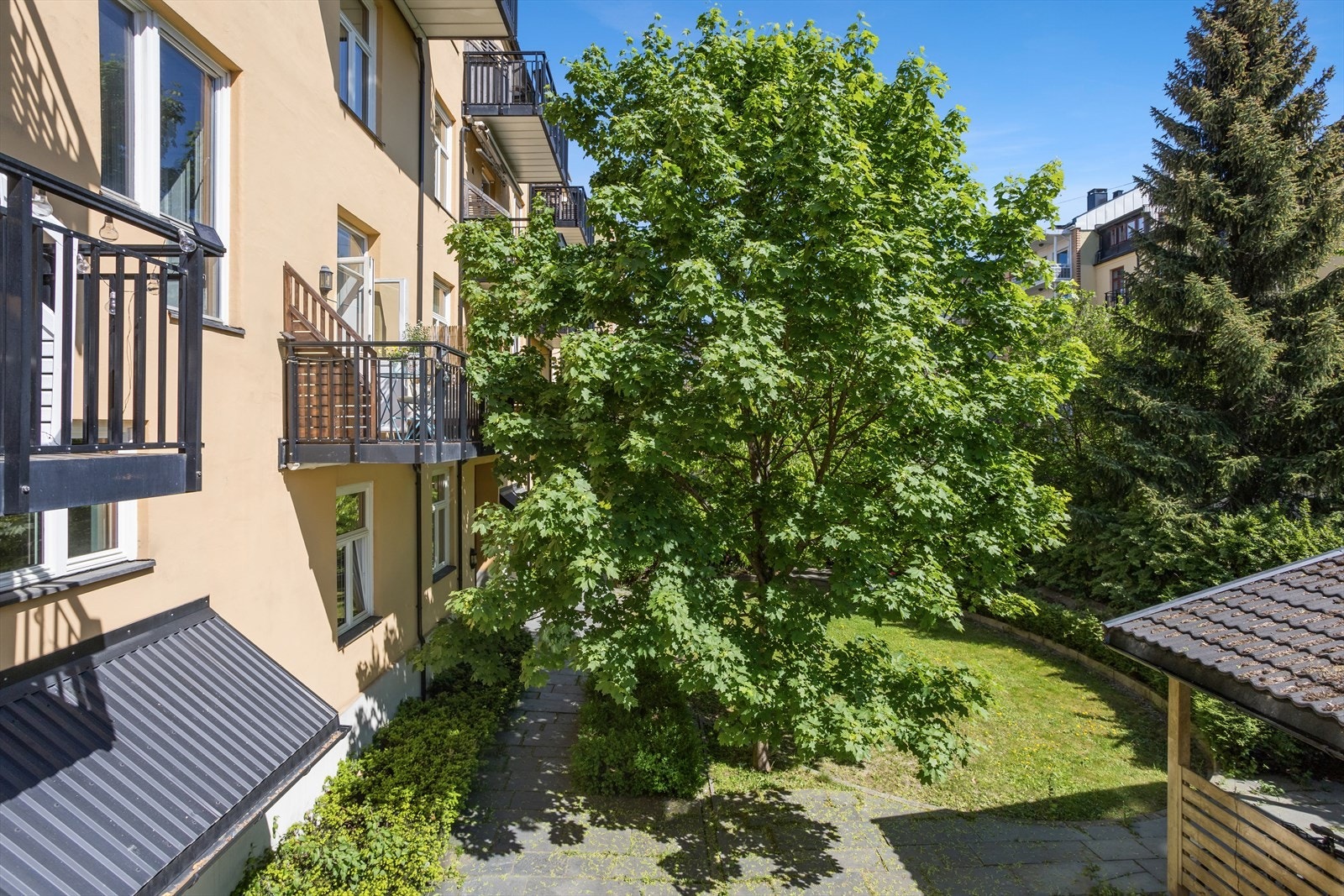 Balkong mot den flotte bakgården - fritt utsyn, uten balkong i etasjen over Galleribilde