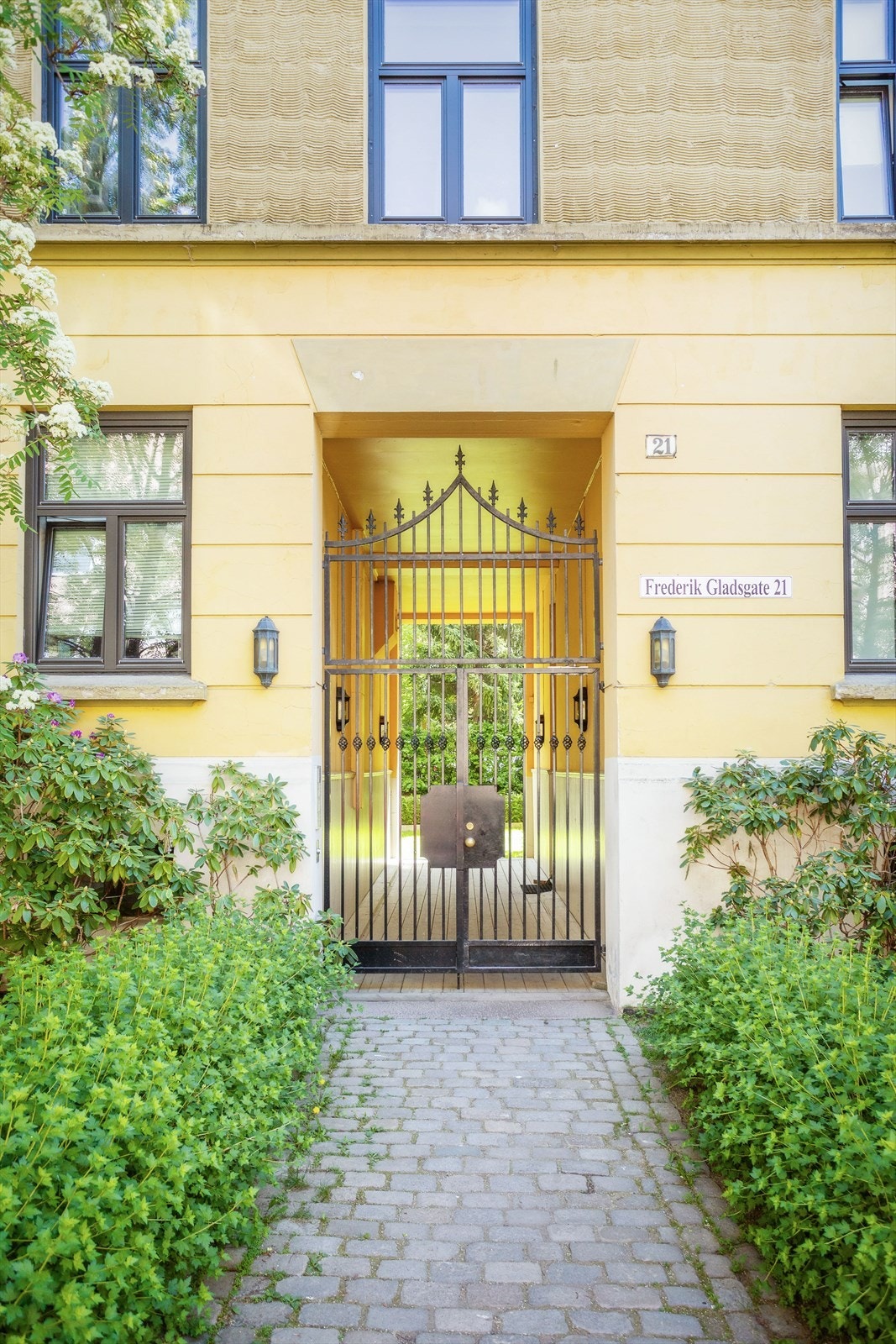 Hyggelig inngangsparti til leiligheten. Leiligheten ligger i byggets 2.etasje Galleribilde