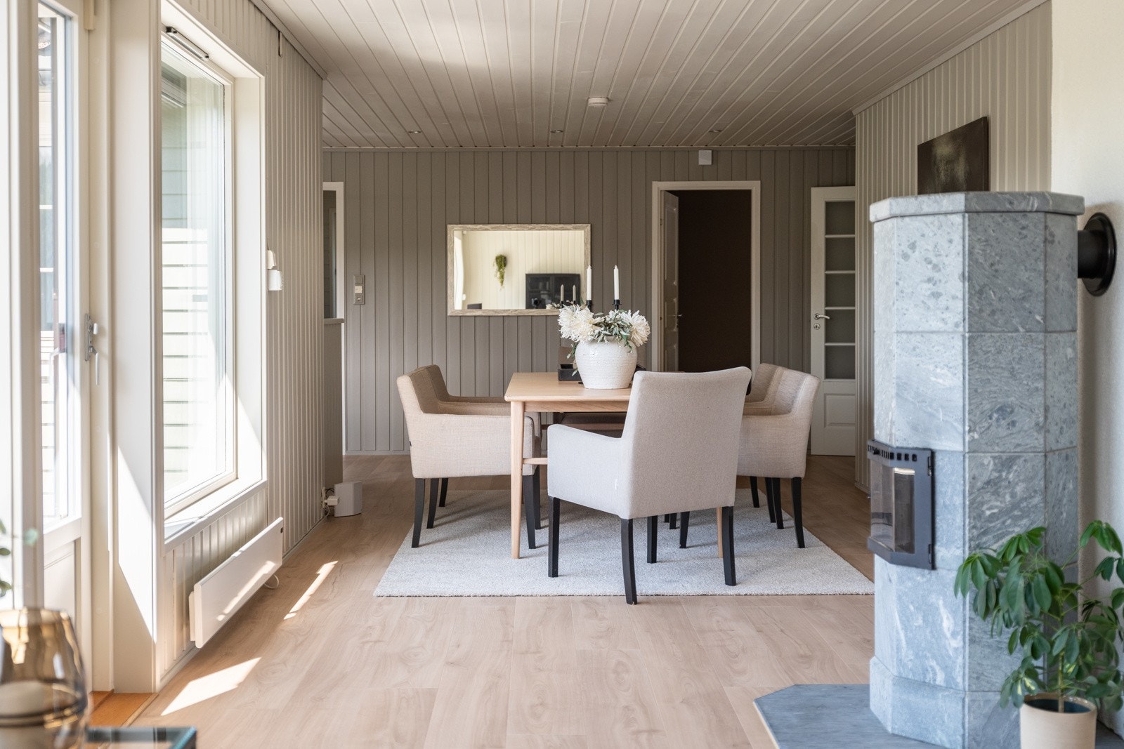 Her blir man møtt med en god planløsning og romslig stue/ spisestue Galleribilde