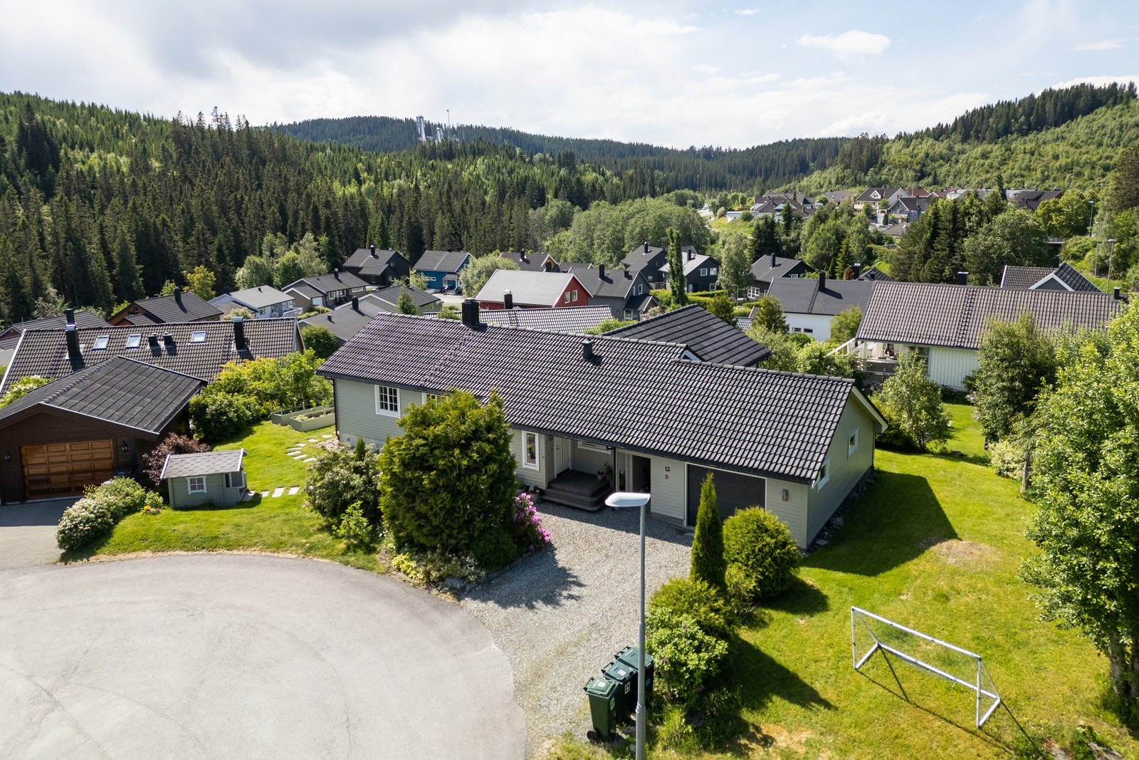 Tomten grenser til et friareal som er perfekt om man har besøk og behov for litt ekstra plenareal for lek og moro Galleribilde