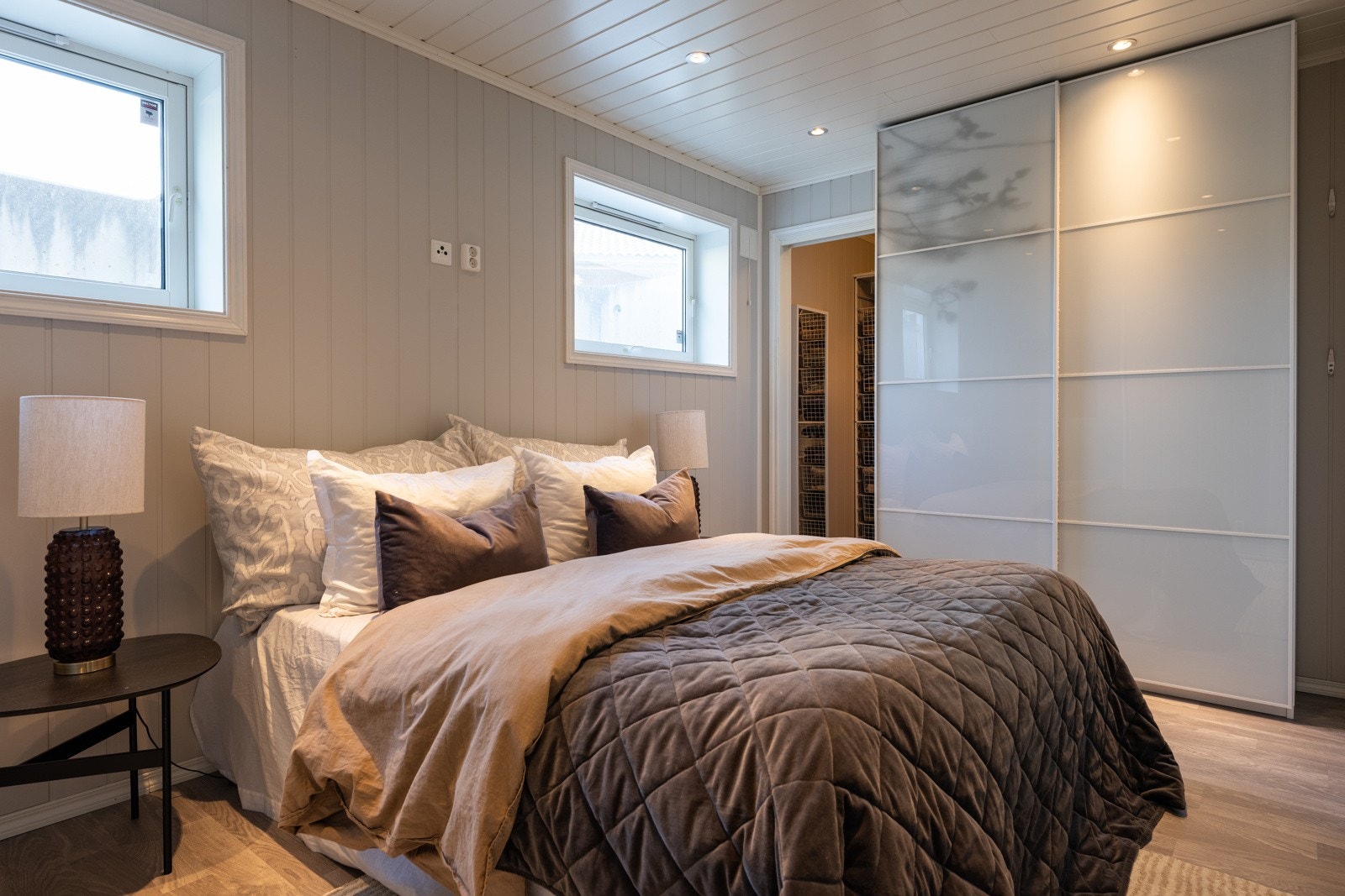 Soverom på ca. 12,5 kvm med romslig garderobeløsning og eget "walk in closet" Galleribilde