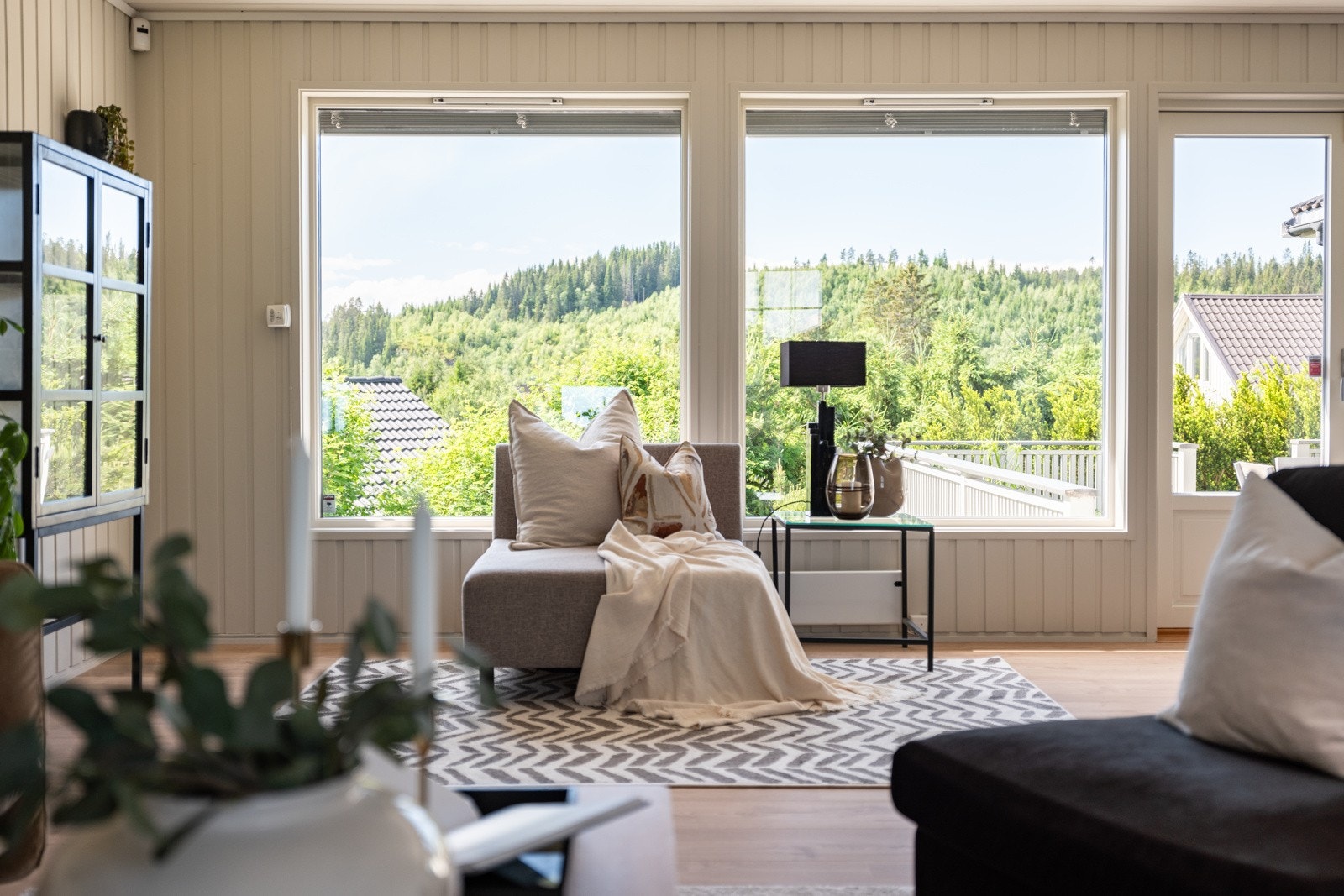 De store vindusflatene gir rikelig med naturlig lysinnslipp og er med på å skape en god atmosfære Galleribilde
