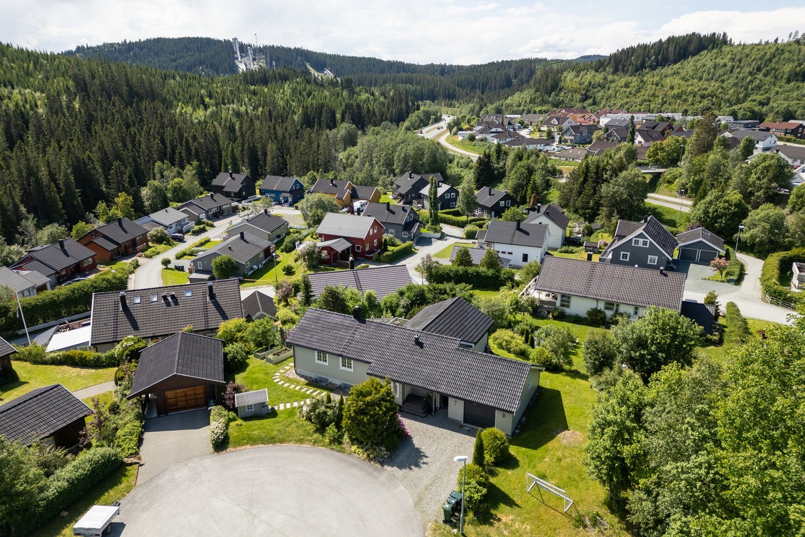 Her bor man fint til på en høyde med gode solforhold og uten innsyn Galleribilde