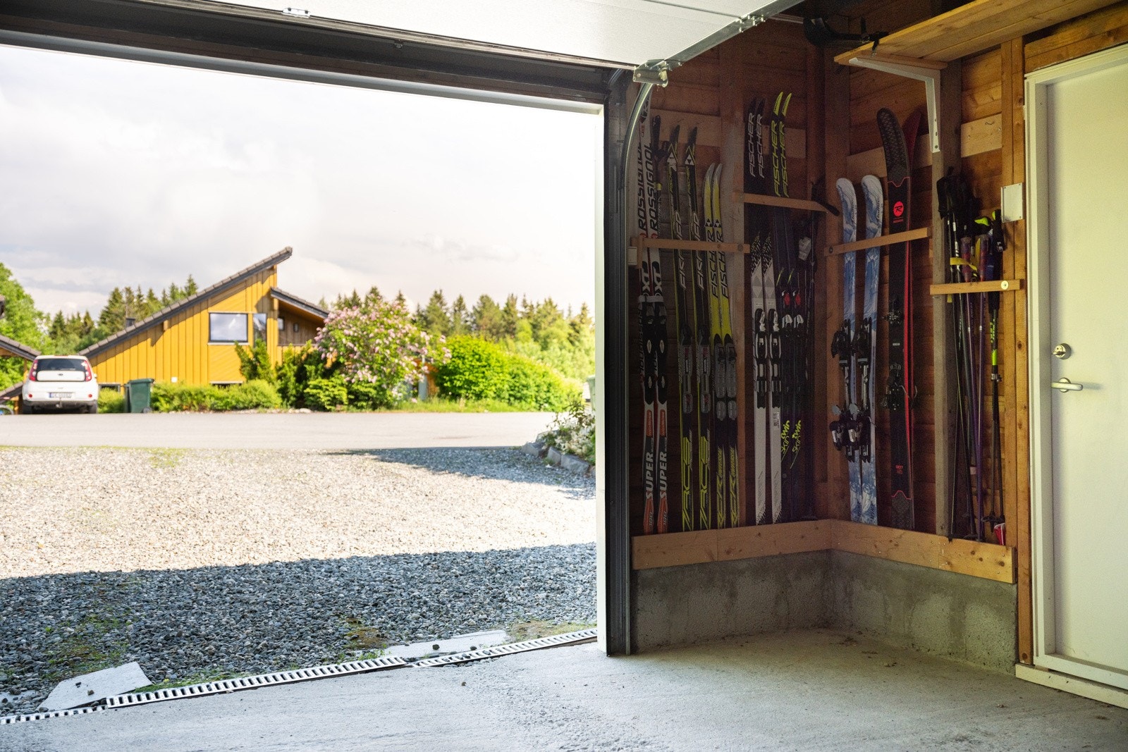 Romslig garasje med elbillader, ekstra bodplass. Her ser man luksusen ved å bo med marka like ved. Skiene tar man under armen og spaserer over gangbrua, så er man nærmest i marka Galleribilde