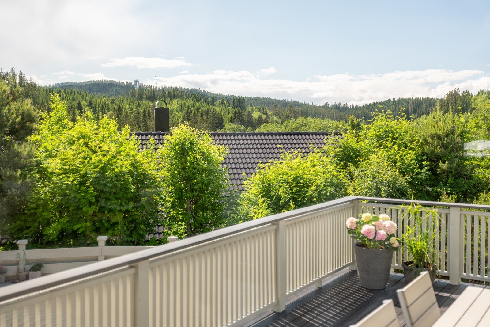 Stor terrasse på ca. 22 kvm. Her har man utsikt over det frodige landskapet og til hoppbakkene i Granåsen Galleribilde
