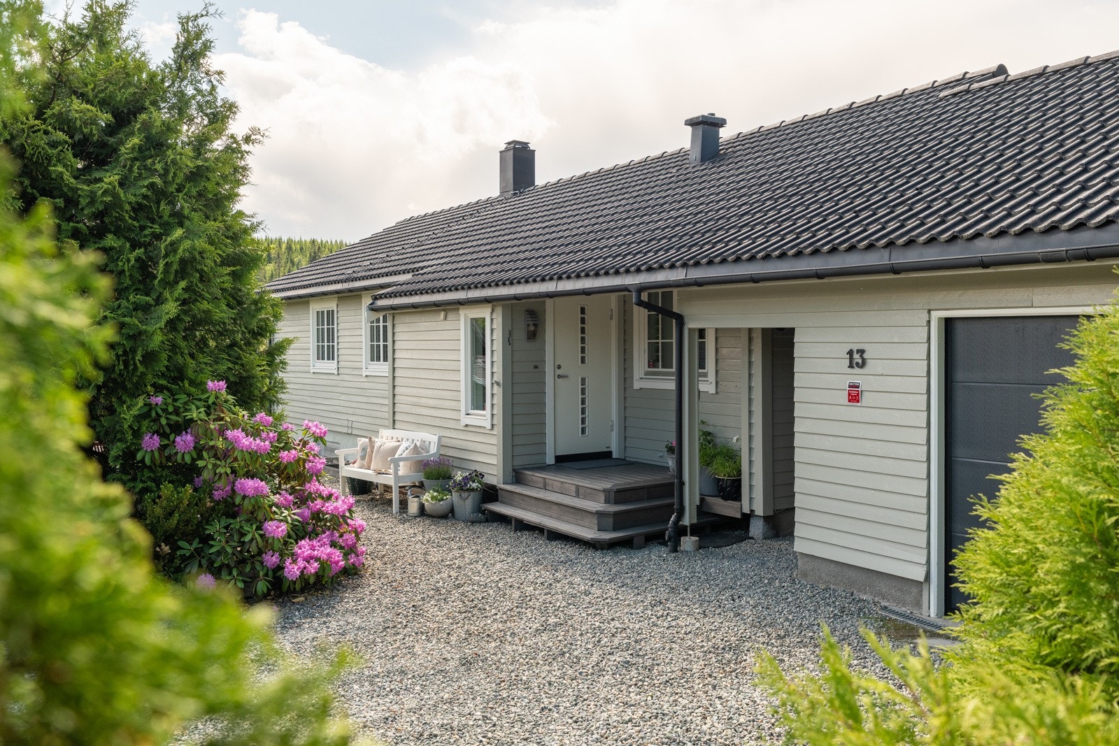 Proaktiv eiendomsmegling presenterer en flott enebolig med godt opparbeidet gårdsplass og uteområde i Alfheimsvingen Galleribilde