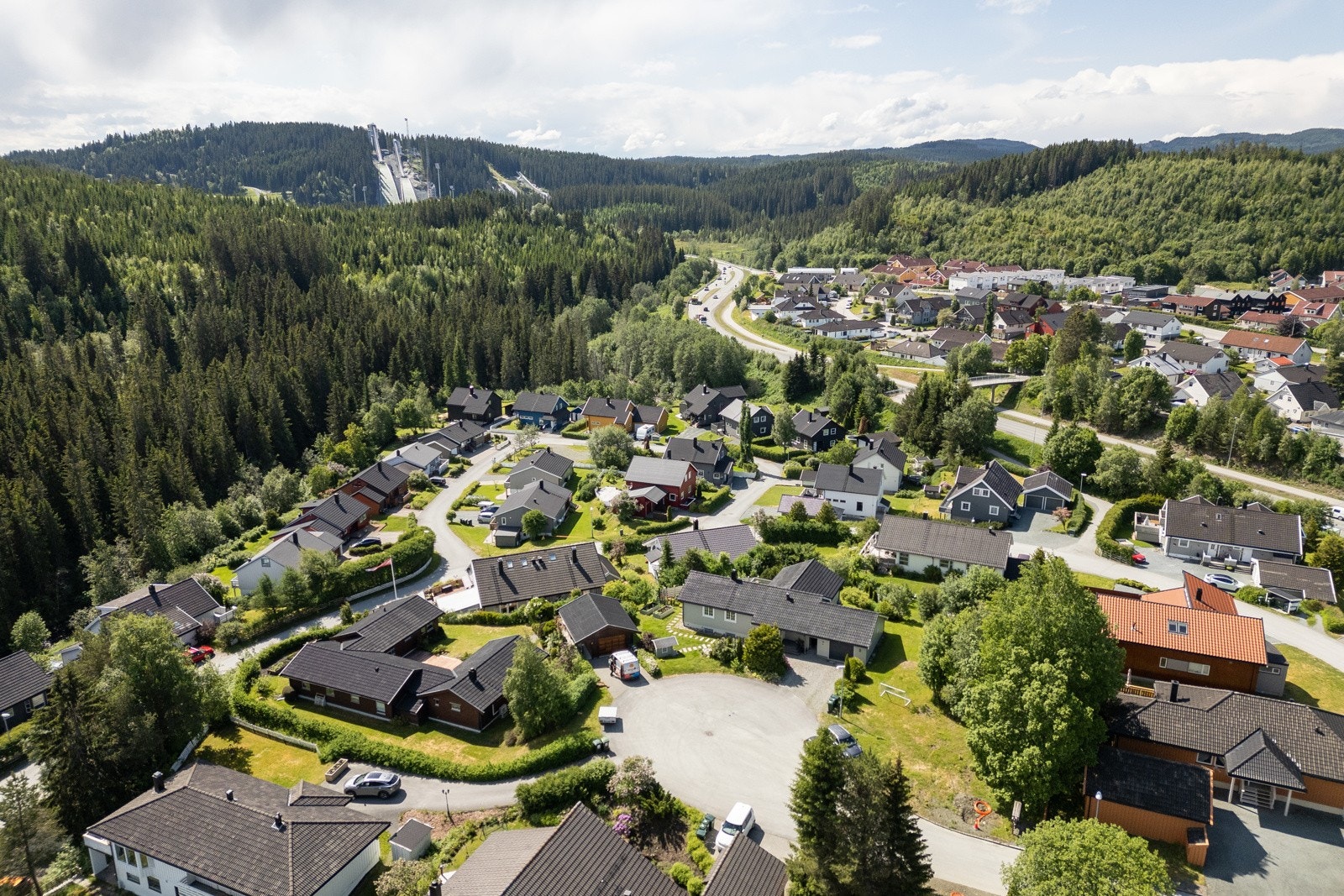 Granåsen skianlegg troner oppe til venstre i bildet Galleribilde
