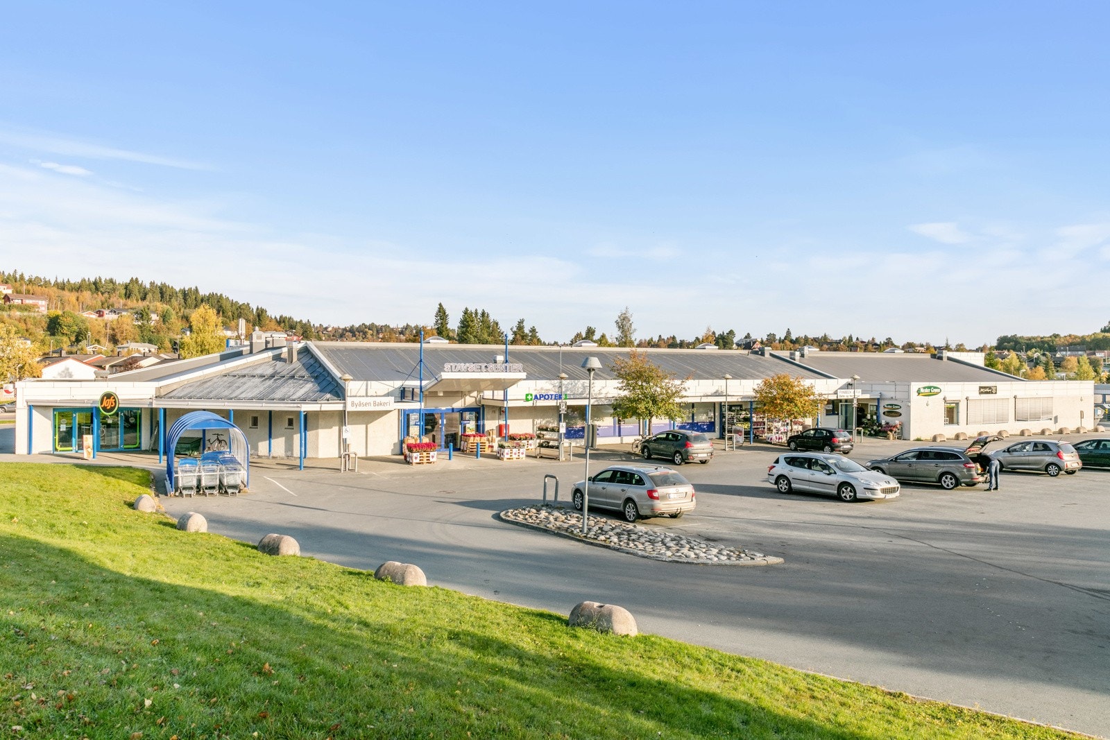 Innenfor 650m i gange fra hjemmet finner man Stavset sentret, Stavet skole, barnehage og bussholdeplass. Galleribilde