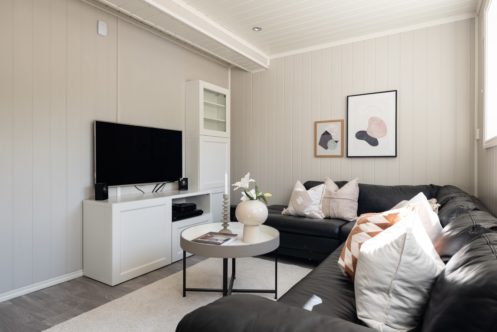 Kjellerstue på ca. 11 kvm, perfekt for å se film eller tv i ro og fred, eller for ungdommen i huset? Galleribilde