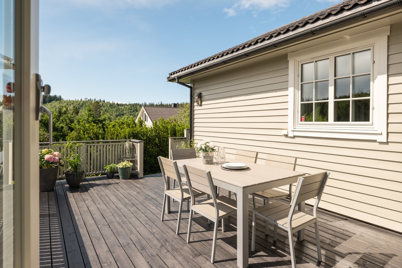 Fra stuen har man direkte utgang til boligens terrasse og hage Galleribilde