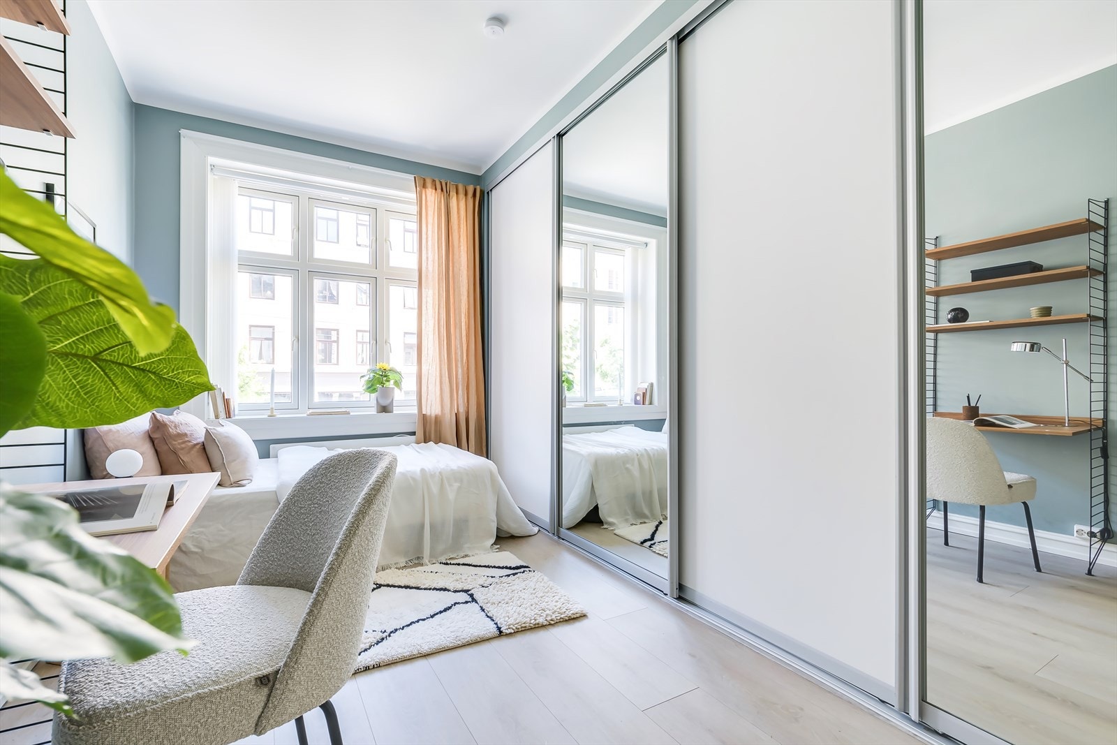 Overflatene er malt i tidsriktige farger og flott laminatgulv, hvilket passer de fleste innredninger Galleribilde