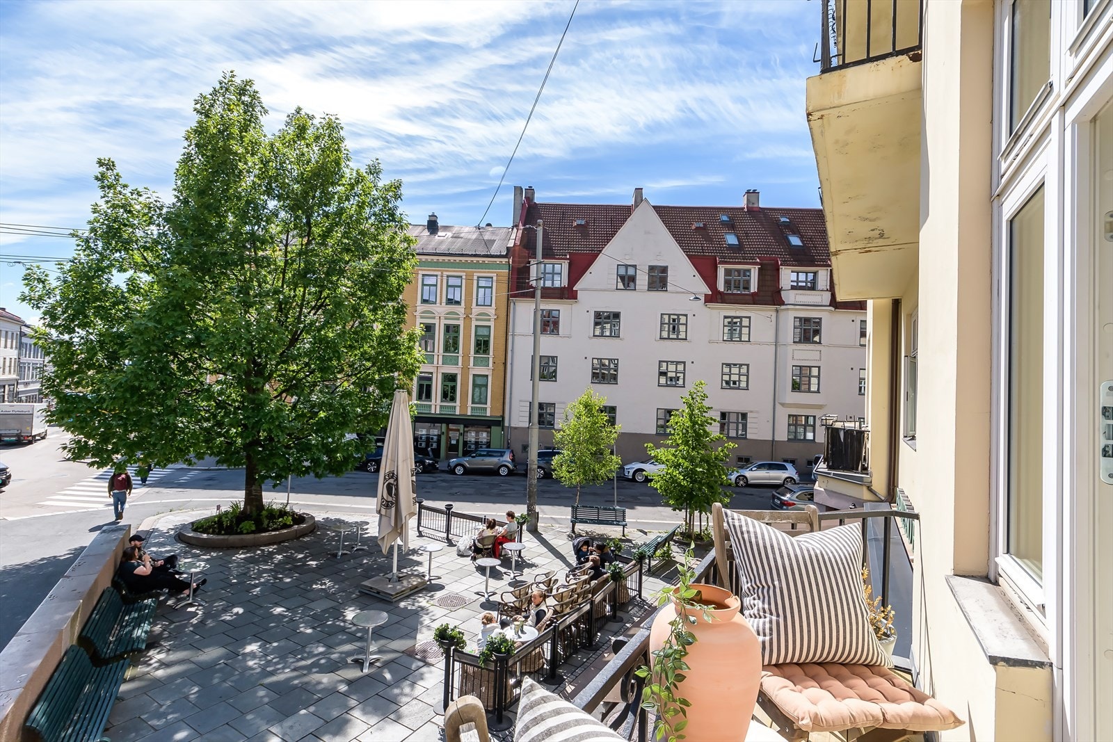 Balkongen er på 2 kvm og har plass for liten sittegruppe Galleribilde