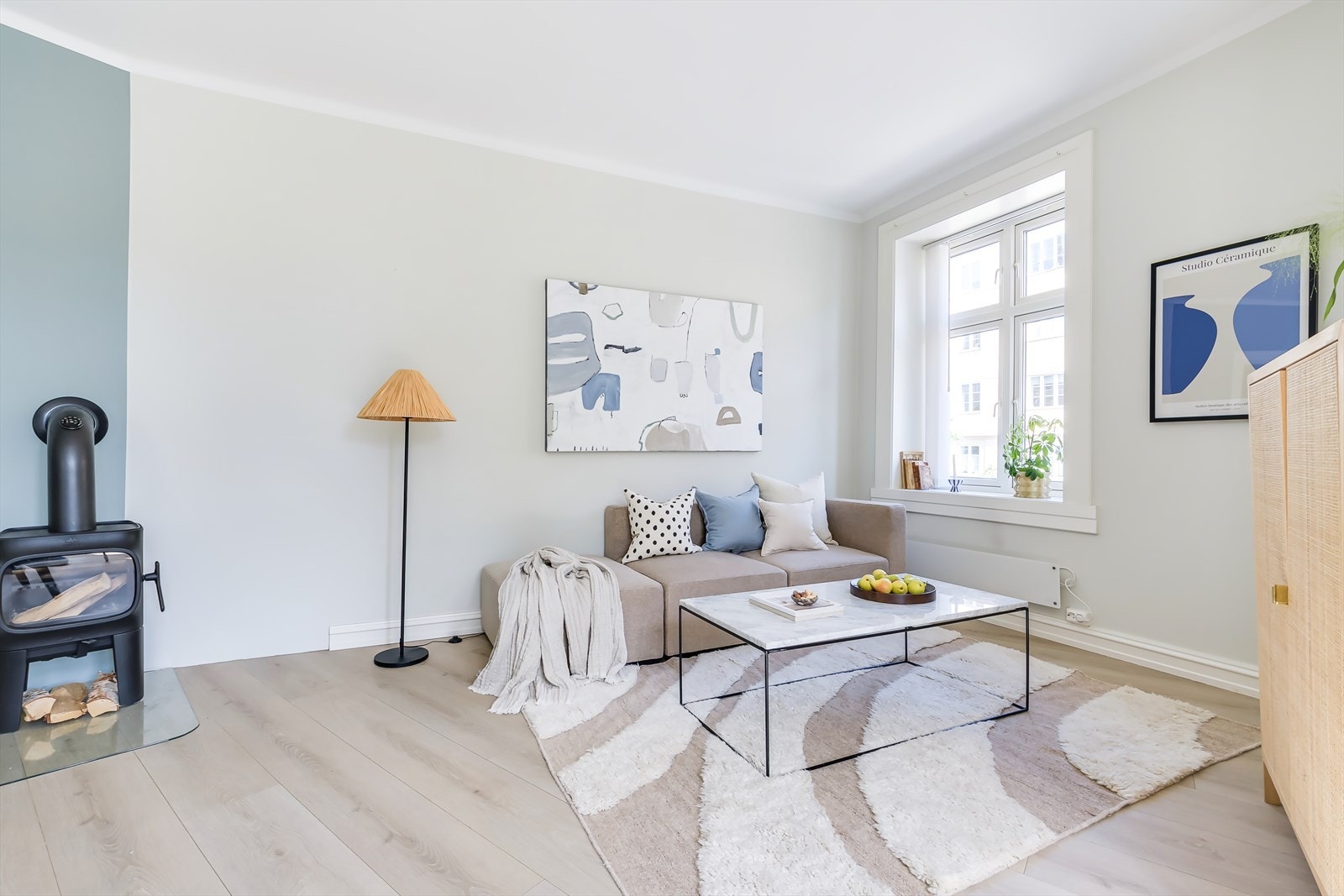 Store vindusflater gir mye naturlig lys og en følelse av luftighet, samt en god takhøyde på 2,76 meter Galleribilde