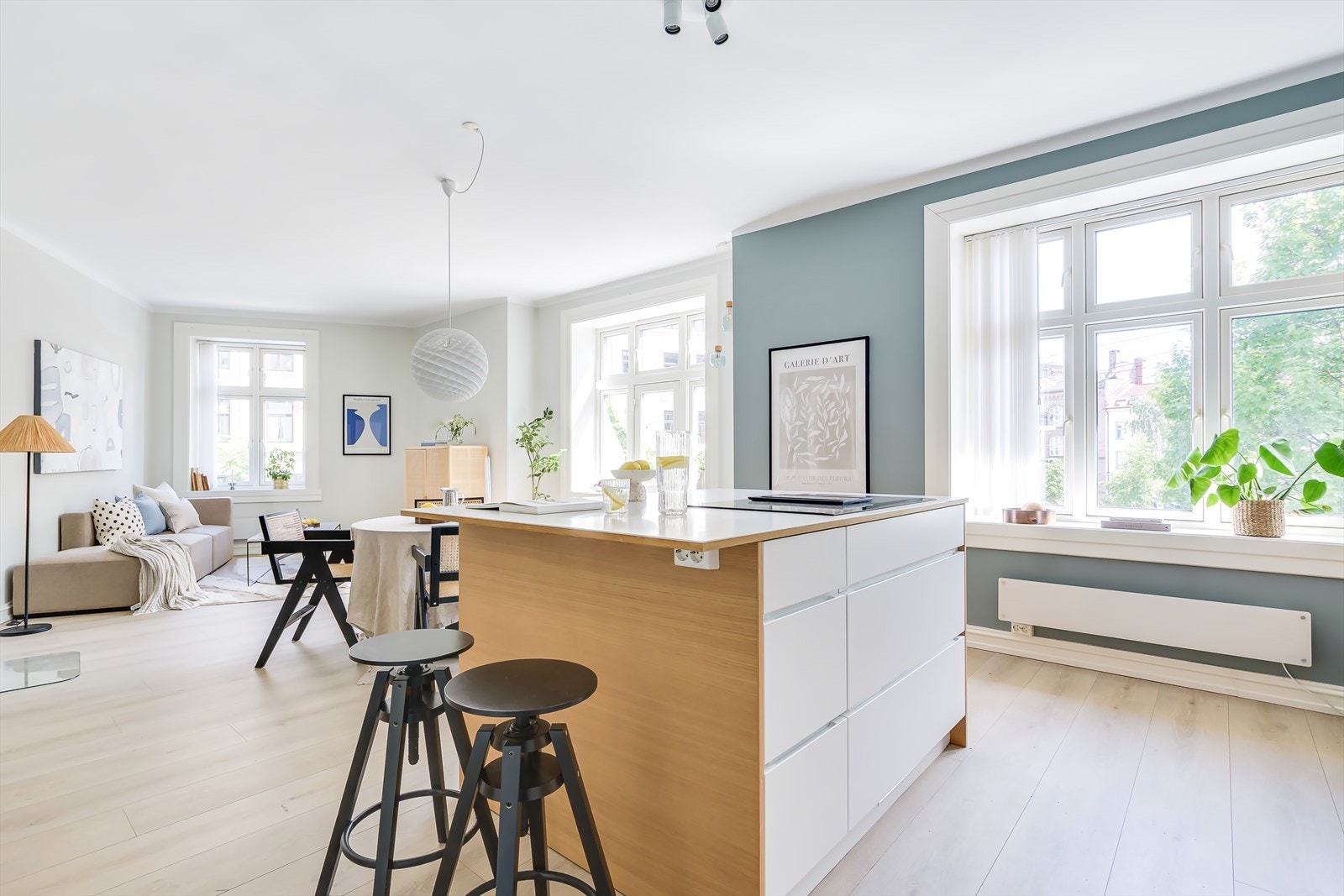 Leiligheten har tre vakre vindusflater (fra 2014) som gir et flott lysinnslipp i rommet Galleribilde