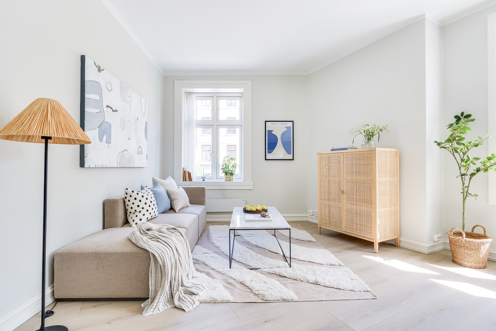 Stuen er praktisk utnyttet og her er det plass til sofagruppe med tilhørende møblement Galleribilde