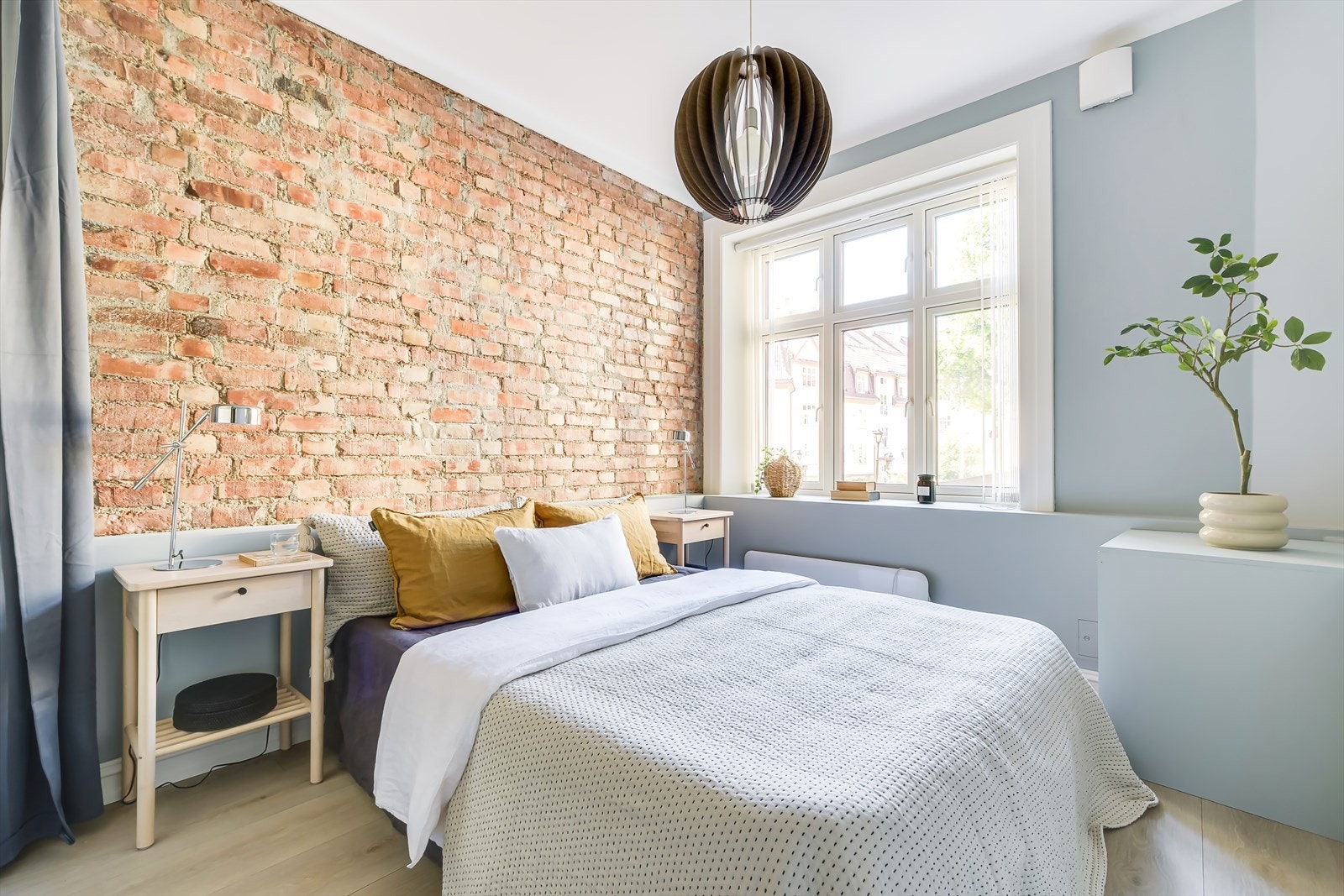 Leiligheten har et svært romslig og god hovedsoverom med plass til dobbeltseng, nattbord og eventuelt skrivepult Galleribilde