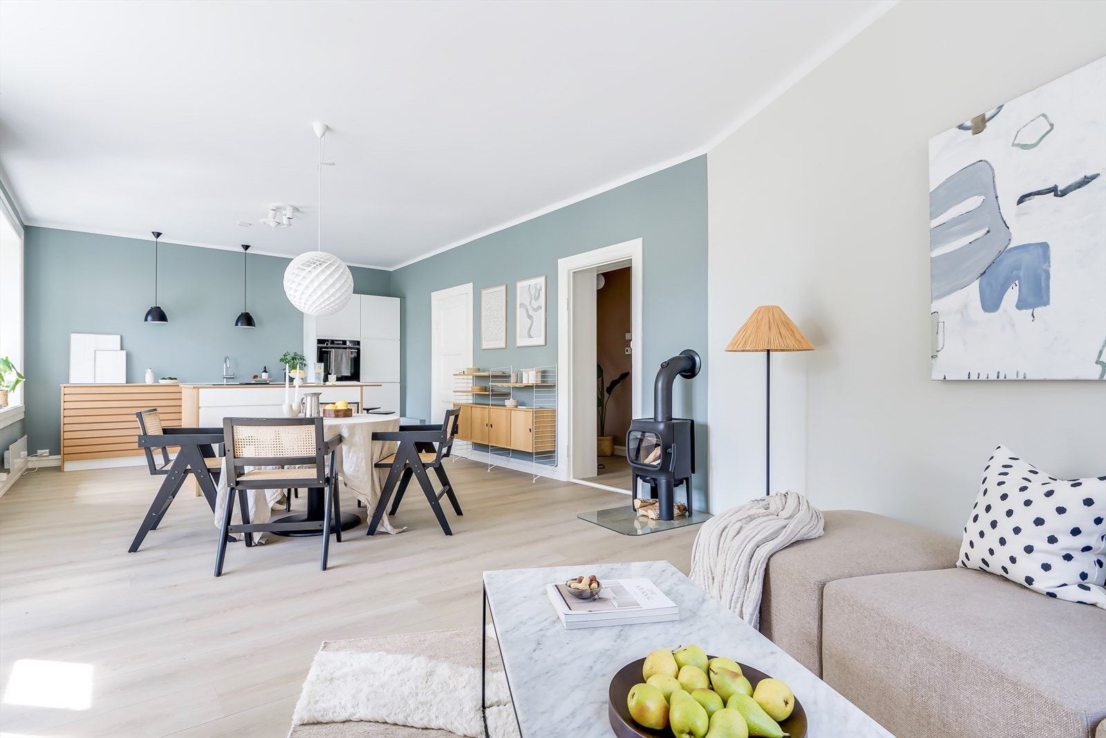 I stuen er det en peisovn (montert i 2023) som varmer godt på kalde høst- og vinterdager. Galleribilde